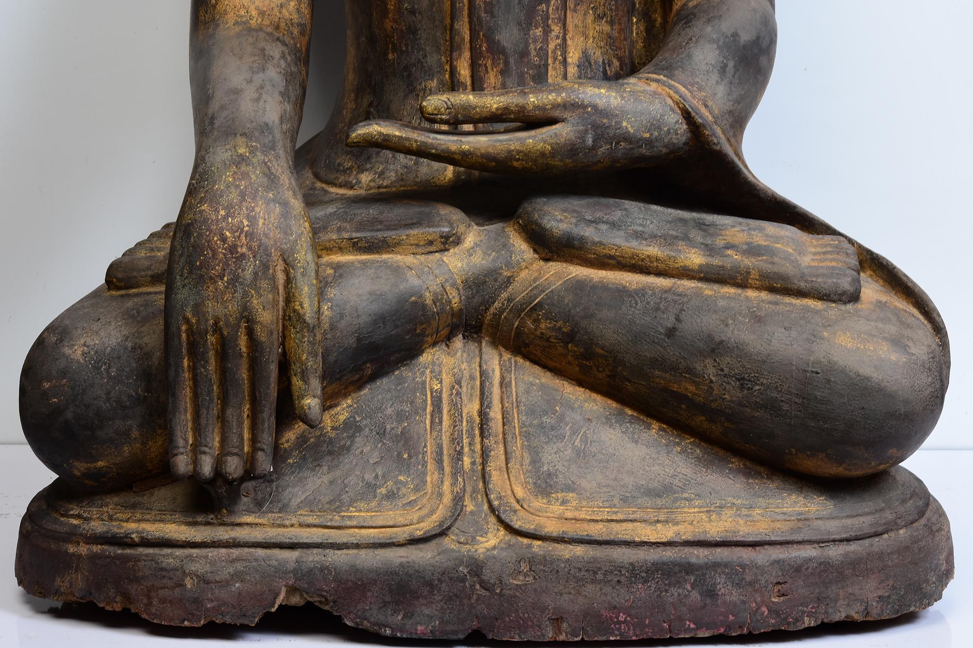 Antiker großer burmesischer sitzender Buddha aus Holz, frühes 16. Jahrhundert, früher Shan im Zustand „Gut“ im Angebot in Sampantawong, TH
