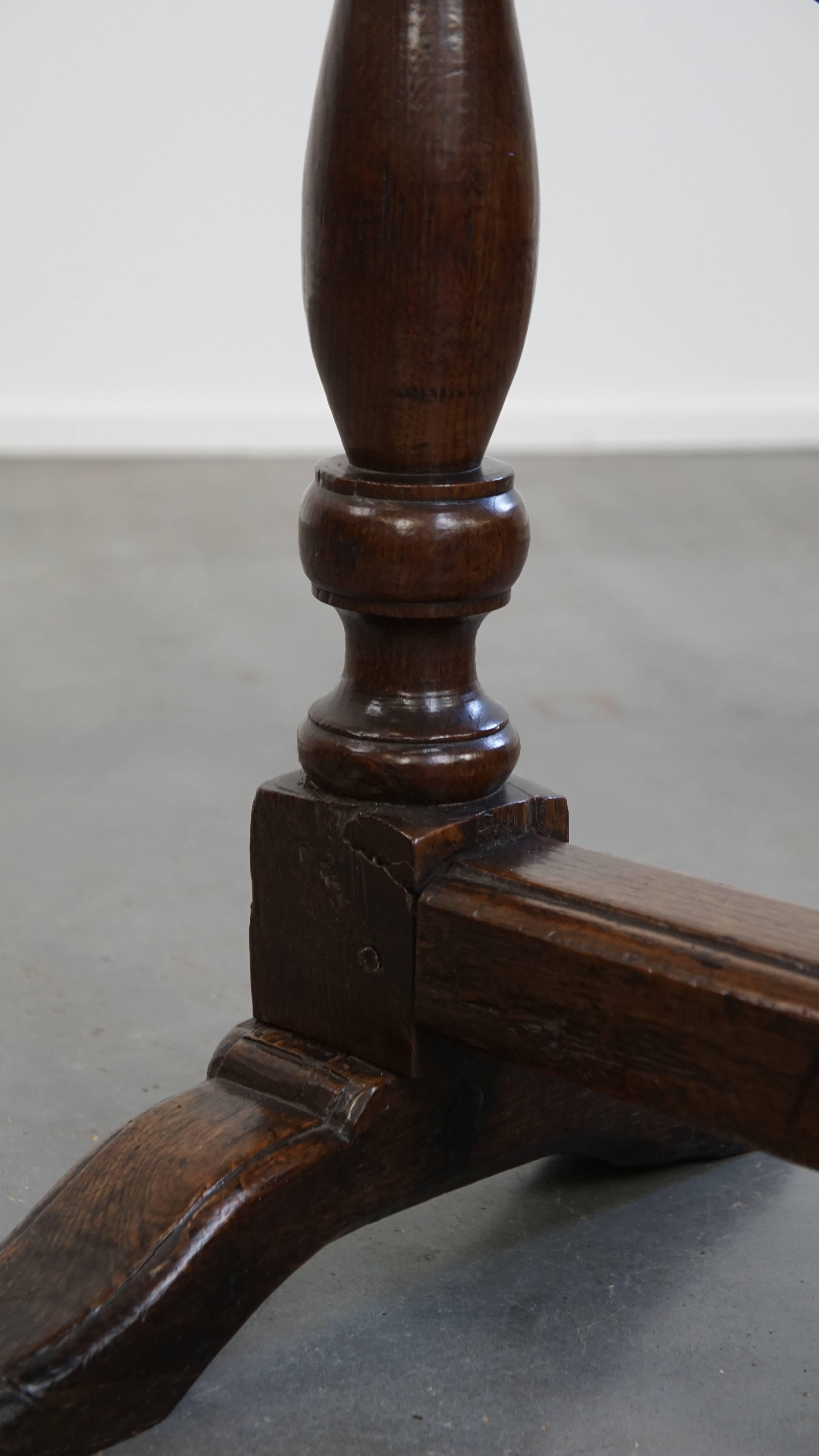 Table d'appoint ancienne du début du 17e siècle en vente 4
