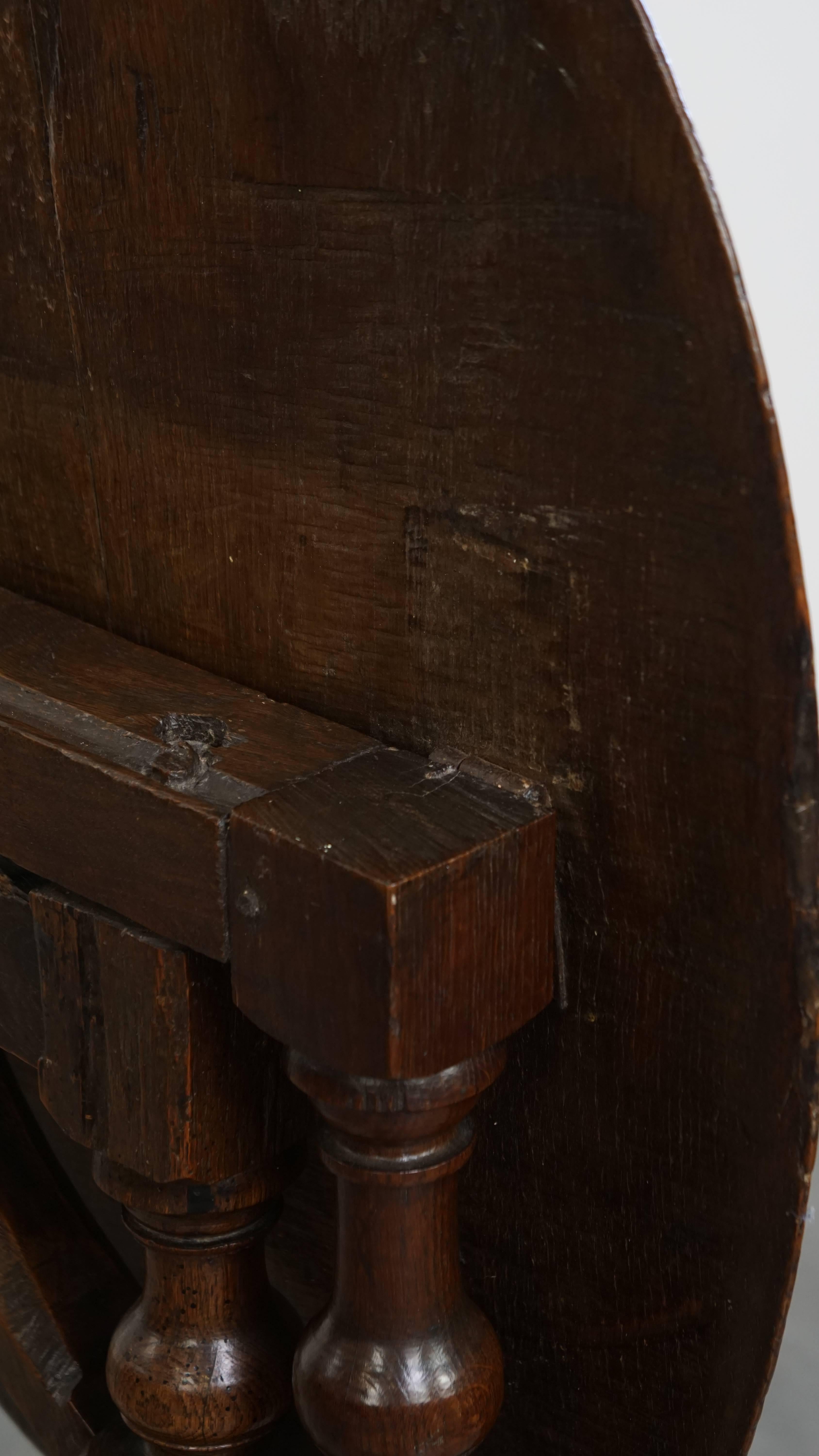 Table d'appoint ancienne du début du 17e siècle en vente 5