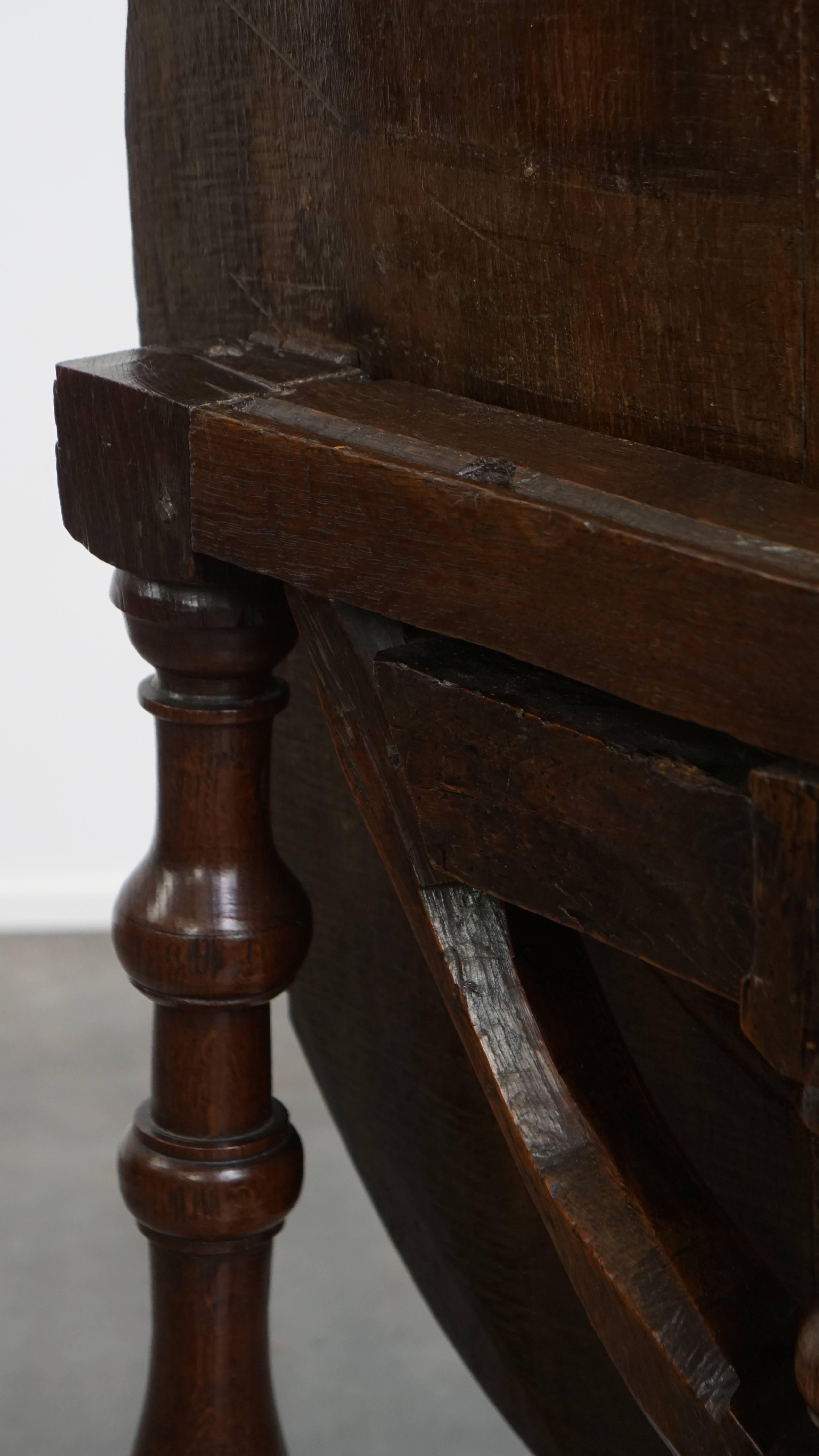 Table d'appoint ancienne du début du 17e siècle en vente 6