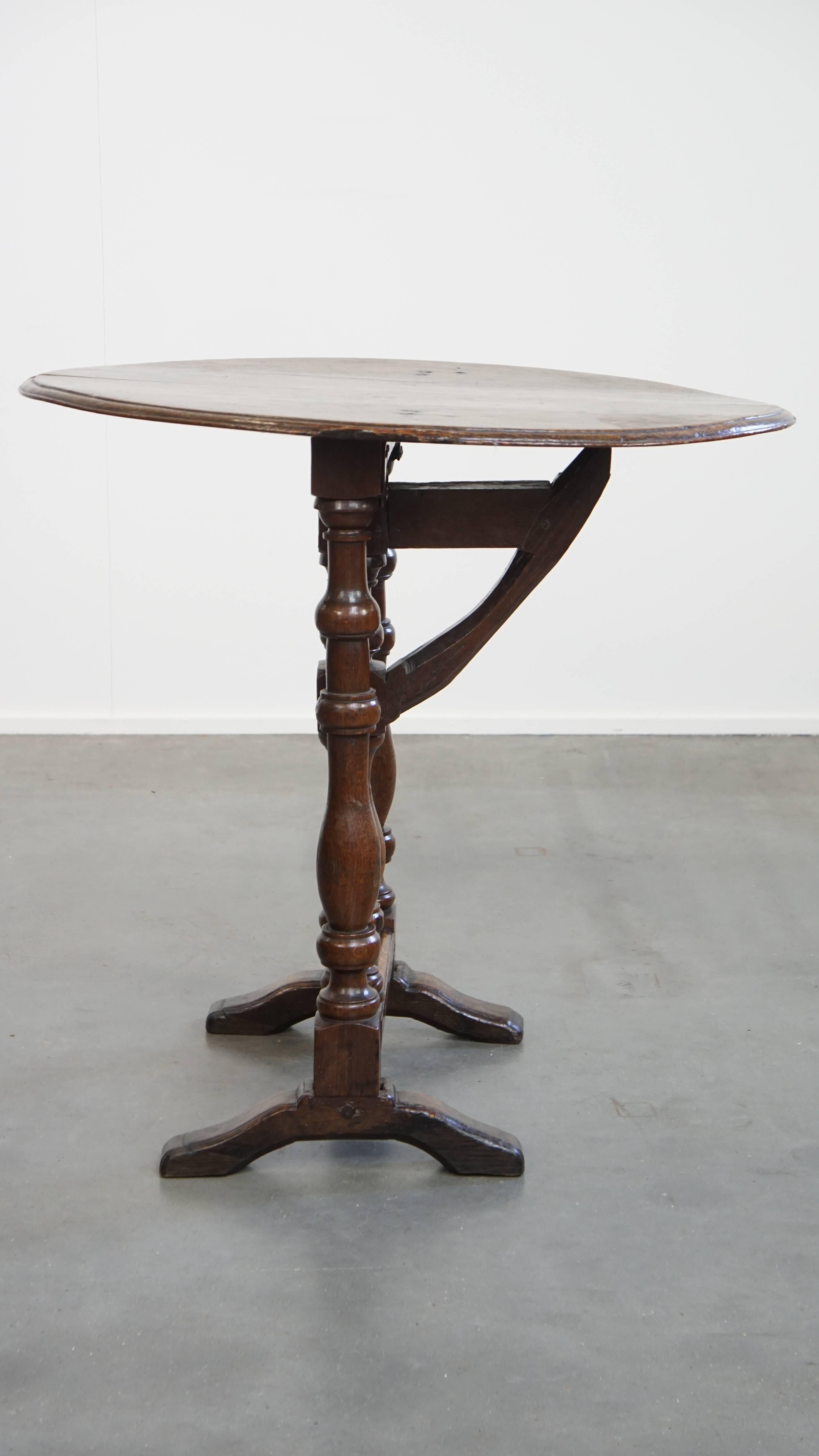 Nous vous proposons cette étonnante et unique table d'appoint ancienne du début du XVIIe siècle, dotée d'une belle patine.

Cette table rare et très originale du début du XVIIe siècle a développé une magnifique patine au fil du temps en raison de