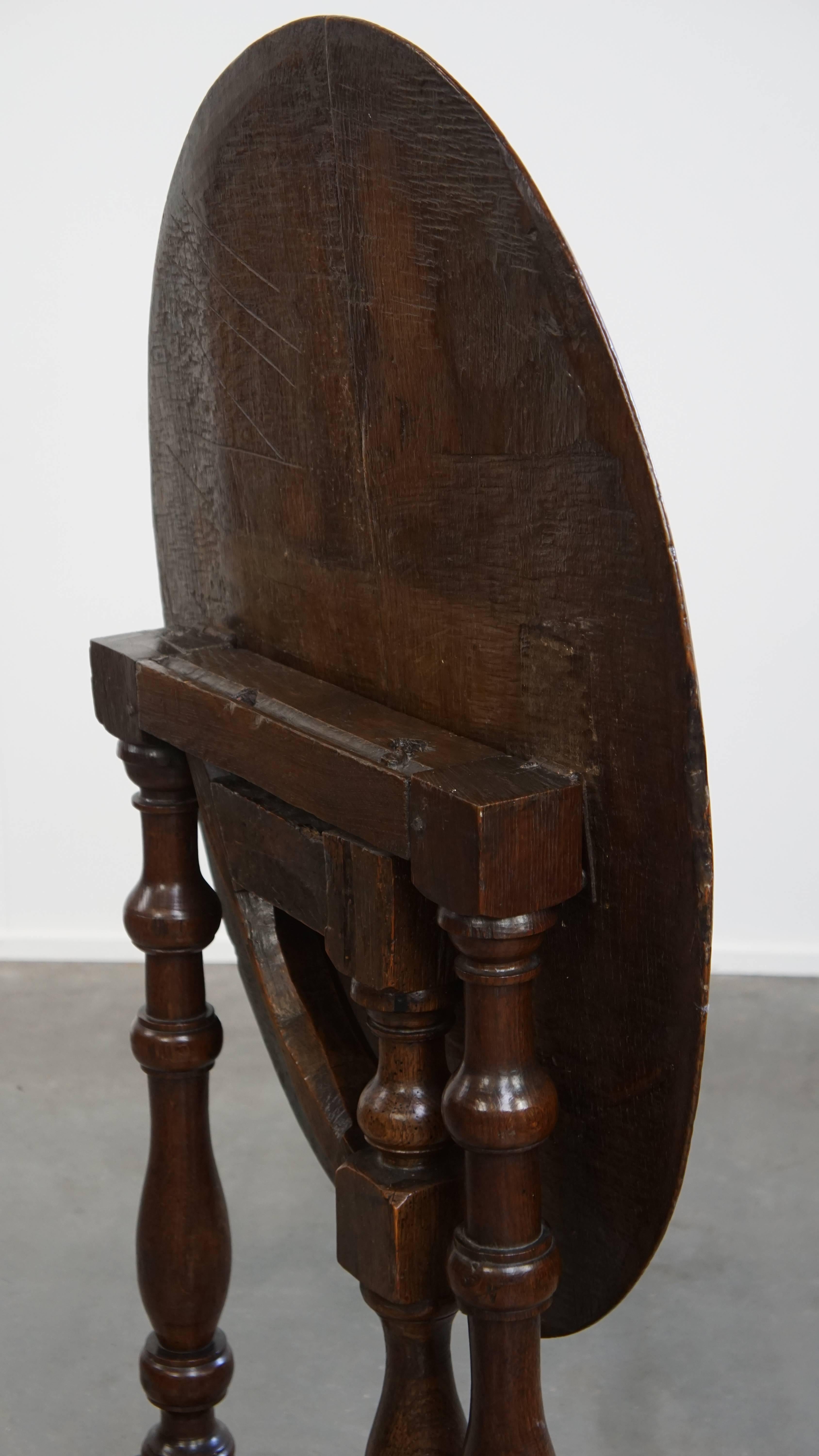 Table d'appoint ancienne du début du 17e siècle en vente 2
