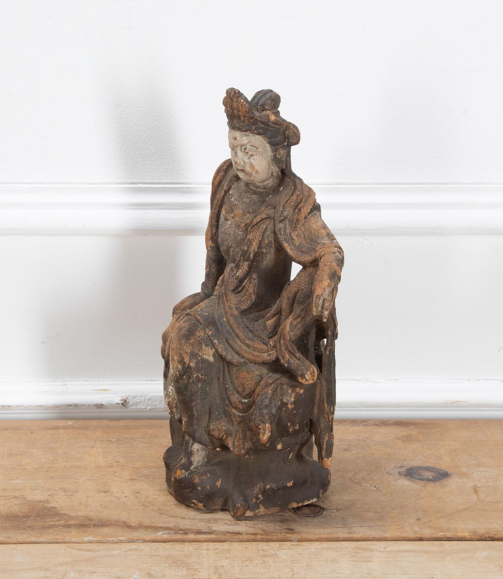 Geschnitzte Figur der Guanyin in Rajalalitasana-Stellung aus dem 17.

Auf einem Felsen sitzend, den rechten Arm auf das rechte Knie gestützt. Die Figuren tragen lose Gewänder, die sich an der Brust öffnen und eine kunstvolle Halskette freigeben. Das