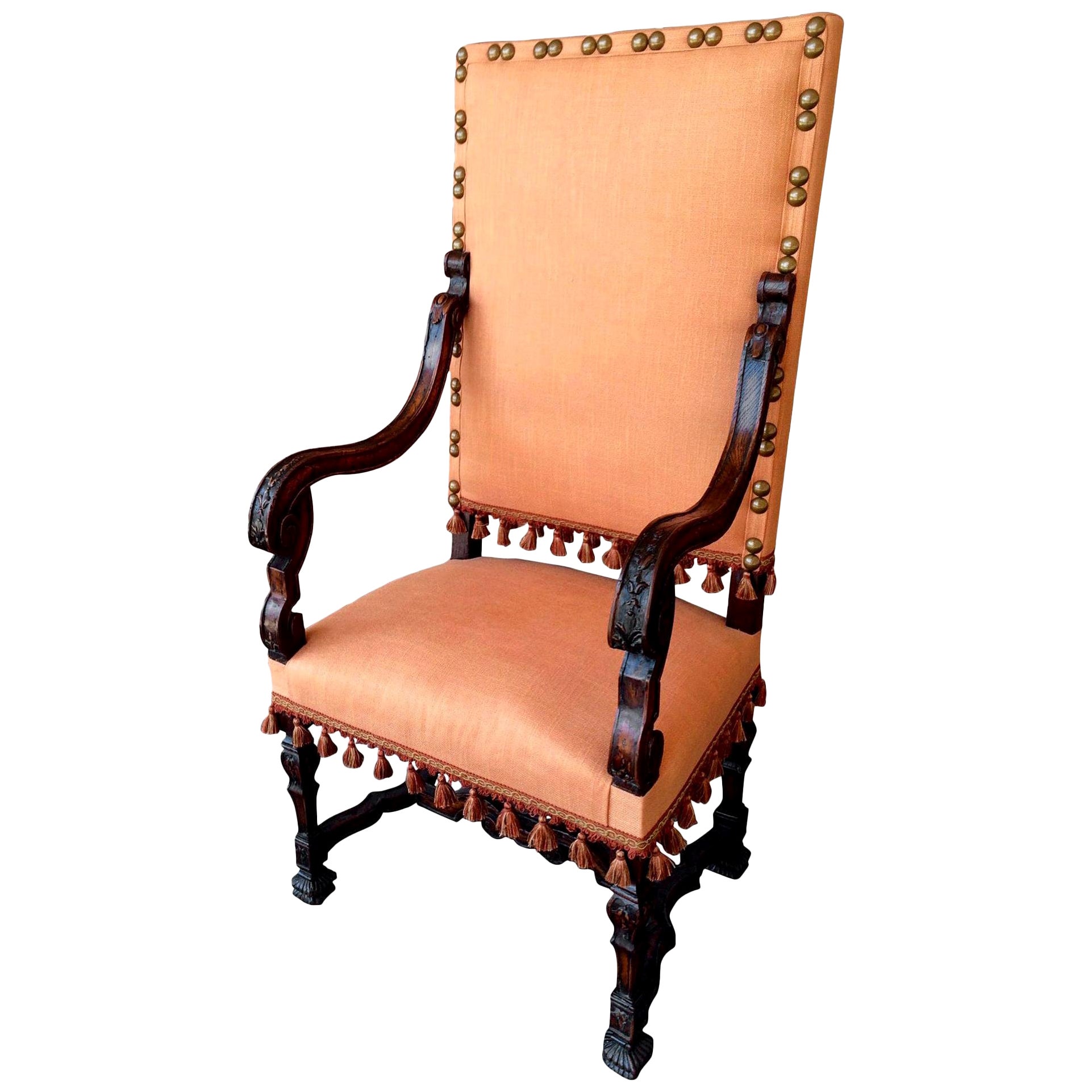 Sillón de nogal de principios del siglo XVII tapizado con tela de melocotón y borlas en venta