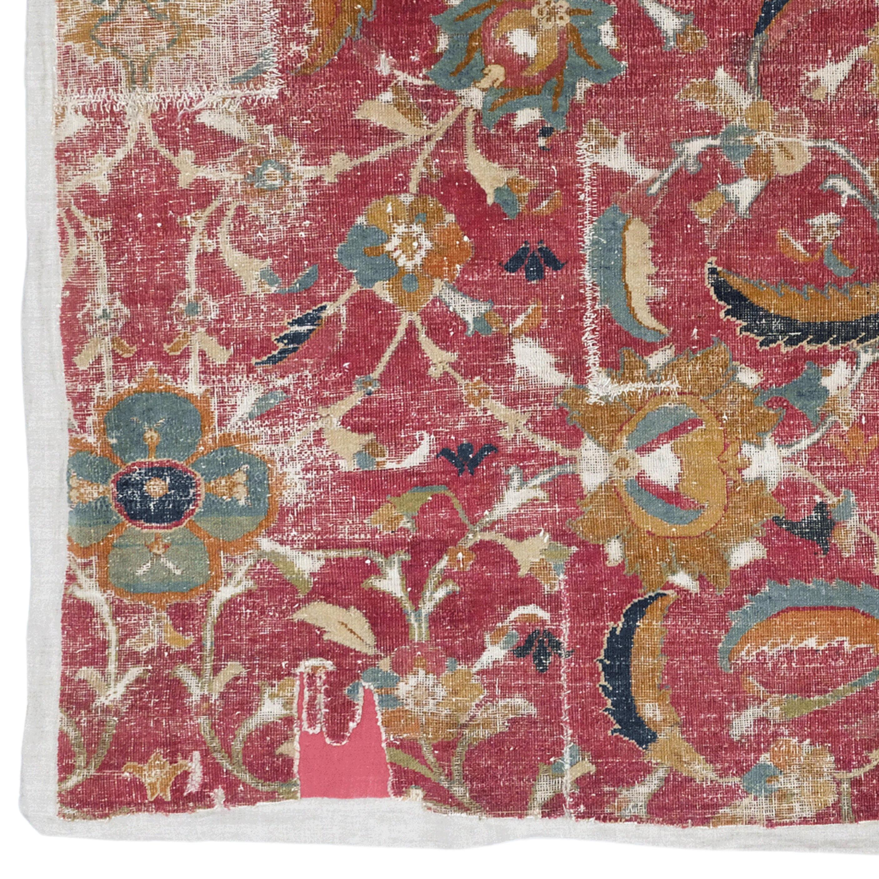 Isfahan-Teppichfragment aus dem frühen 17. Jahrhundert

Rotgrundige persische Teppiche mit geschwungenen Arabesken, die in Palmetten enden und von einer tief indigoblauen oder grünen Bordüre mit entsprechendem Muster umrahmt sind, gehören zu den