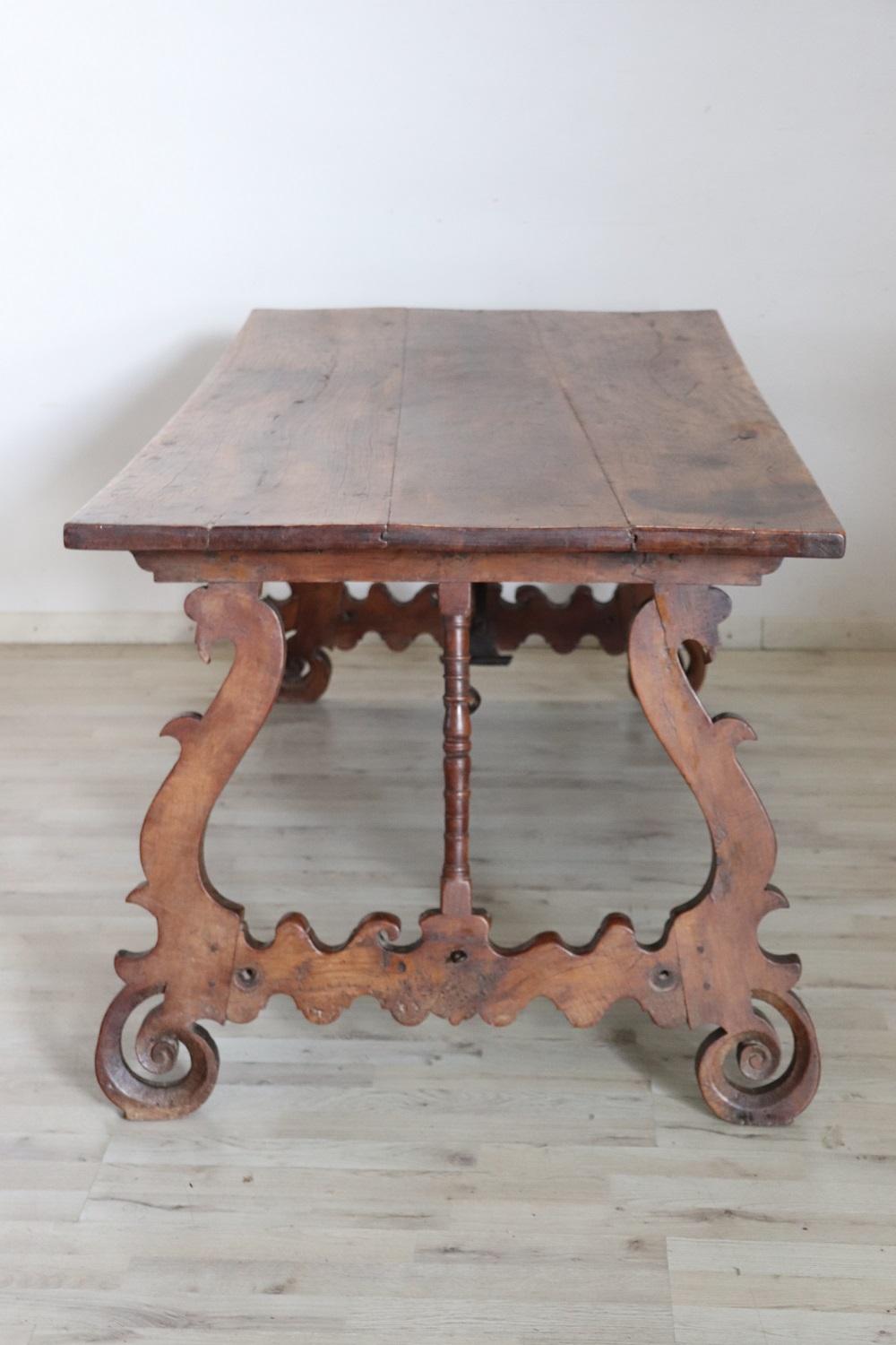 Important antique solid cherry wood fratino table from the early 17th century. Cherry wood has acquired a beautiful antique patina presenting the signs of all the past centuries. This type of table in Italy was called 