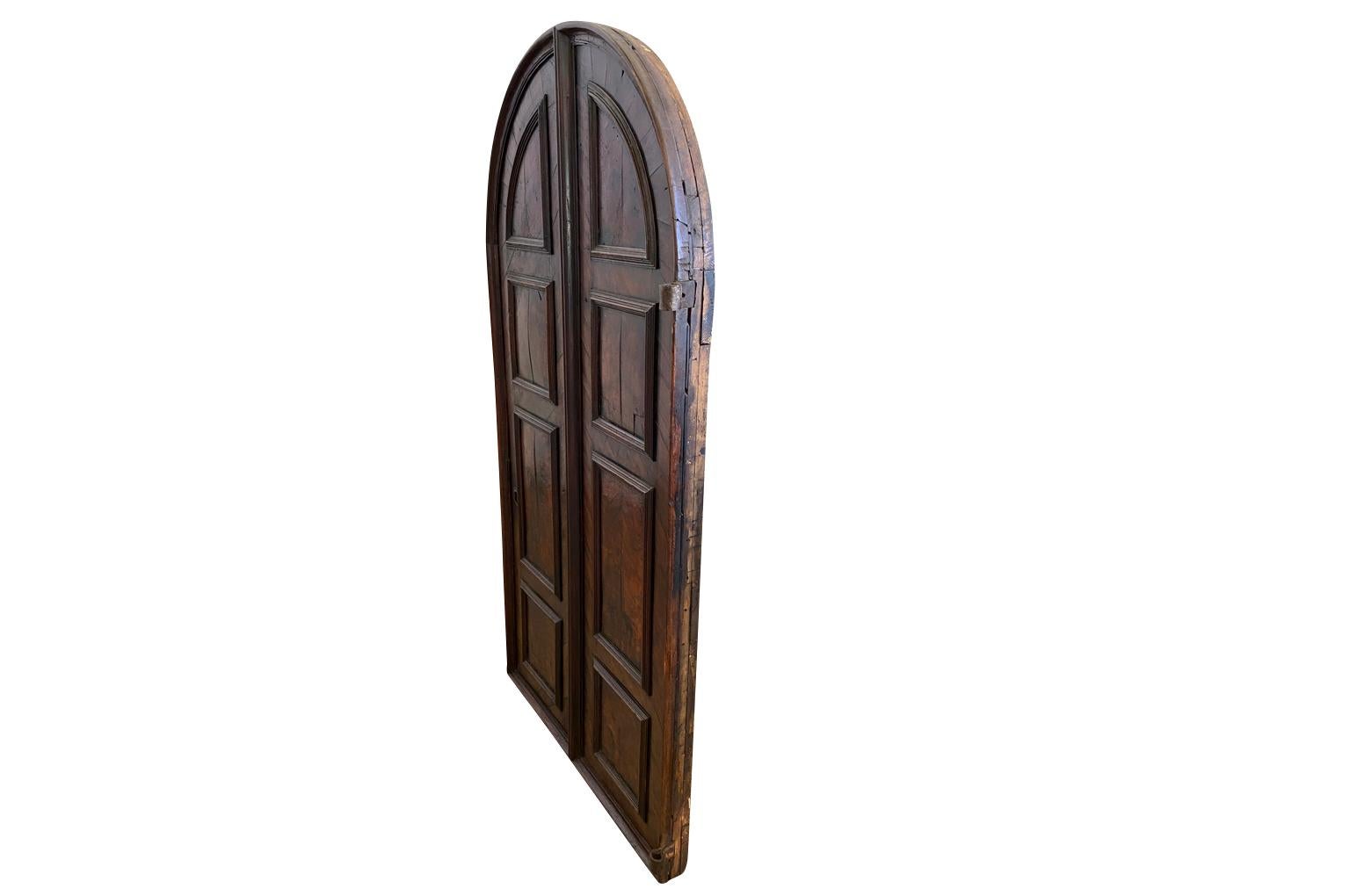Una puerta muy bella de principios del siglo XVII procedente de Venecia, Italia. Puertas como ésta se utilizaban para cubrir armarios empotrados en la pared. Bellamente construido en nogal. Pátina fabulosa, cálida y luminosa.