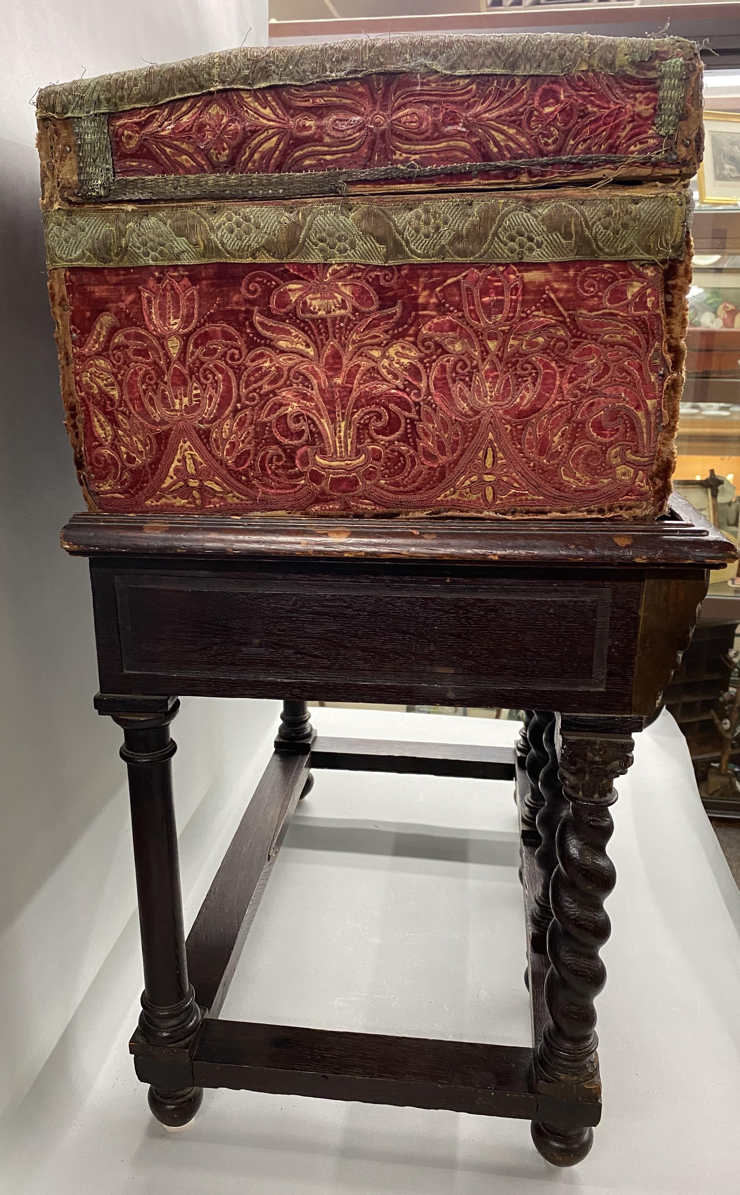 Cofre o caja de seda roja italiana de principios del siglo XVII sobre peana en venta 3