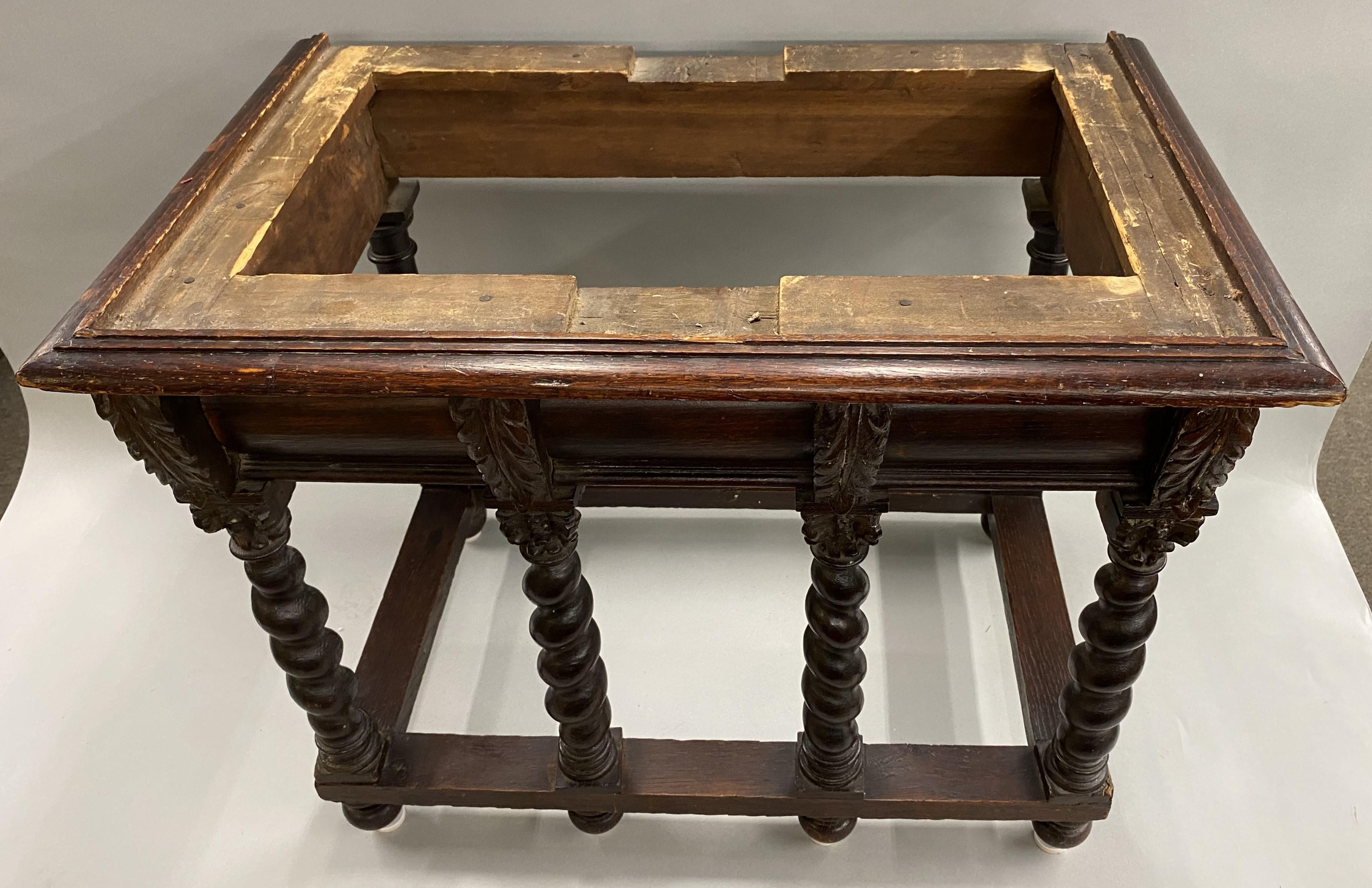 Cofre o caja de seda roja italiana de principios del siglo XVII sobre peana en venta 5