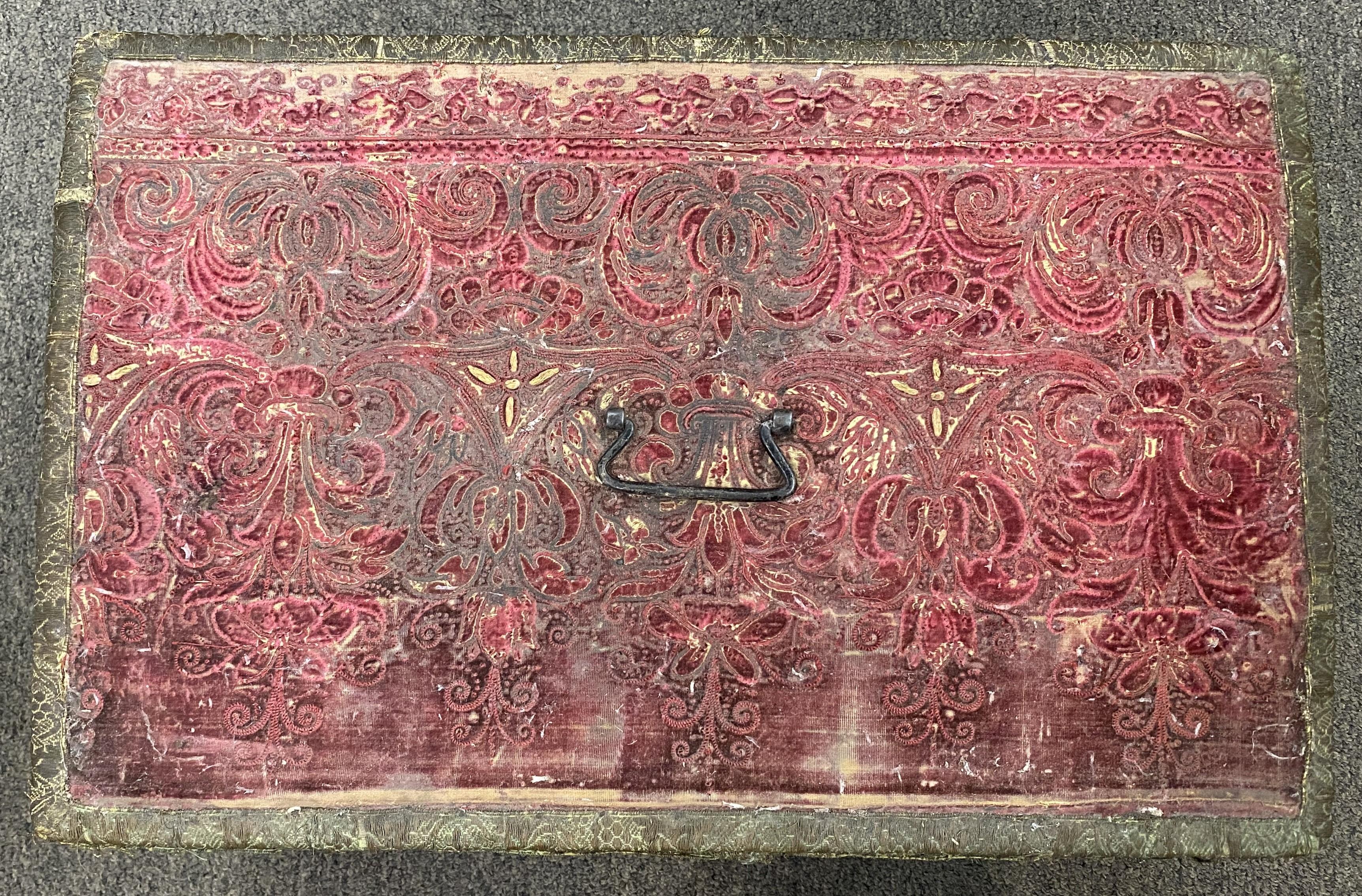 Cofre o caja de seda roja italiana de principios del siglo XVII sobre peana en venta 7