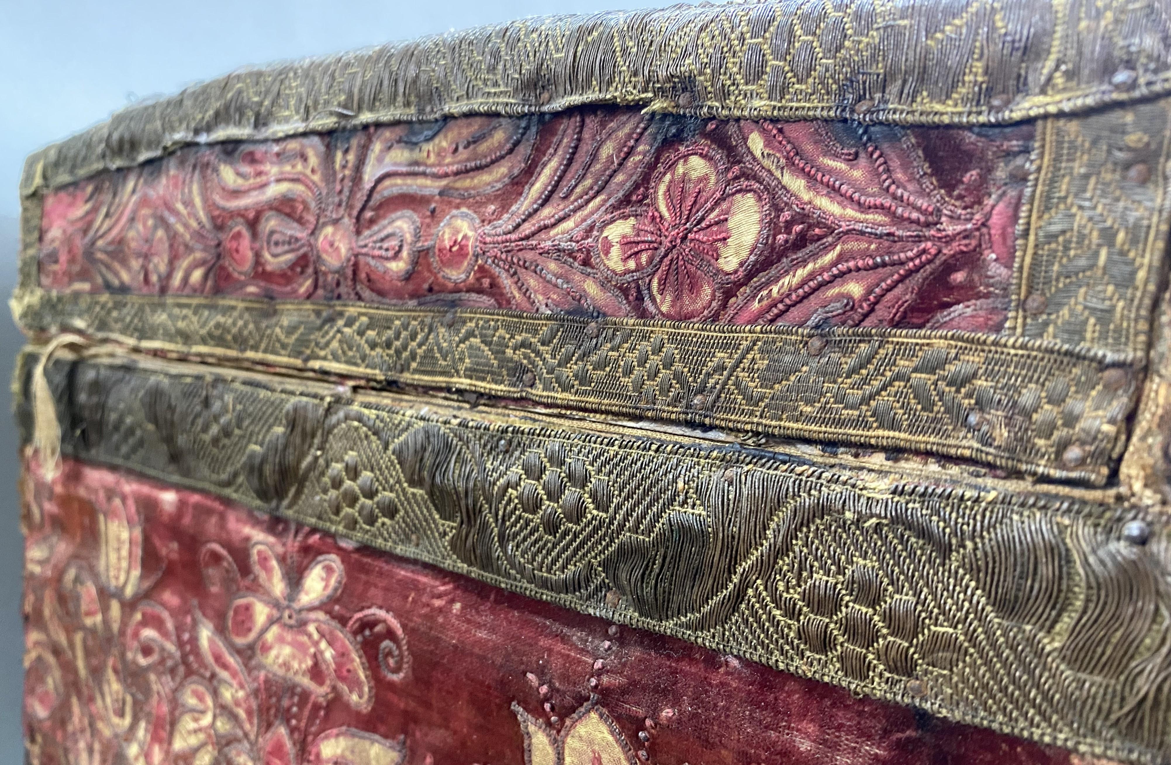 Cofre o caja de seda roja italiana de principios del siglo XVII sobre peana en venta 8