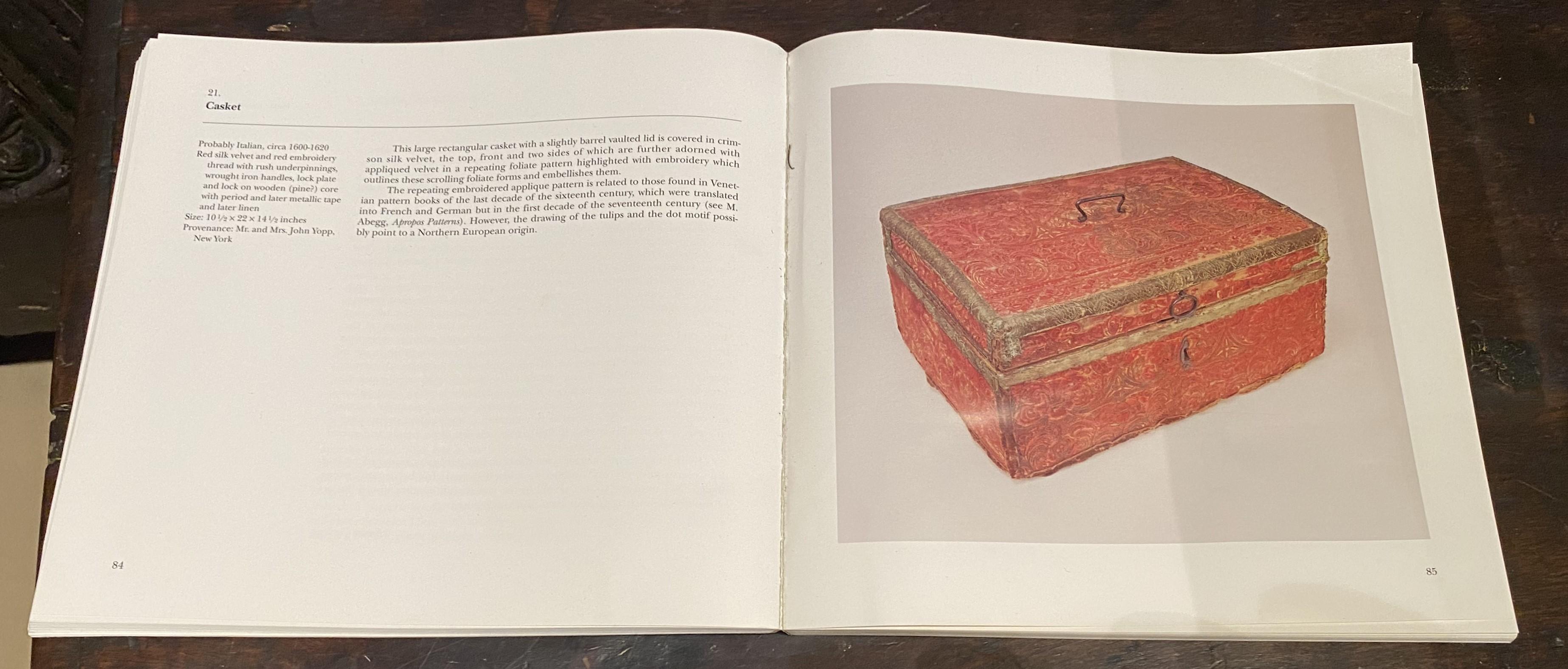 Cofre o caja de seda roja italiana de principios del siglo XVII sobre peana en venta 9