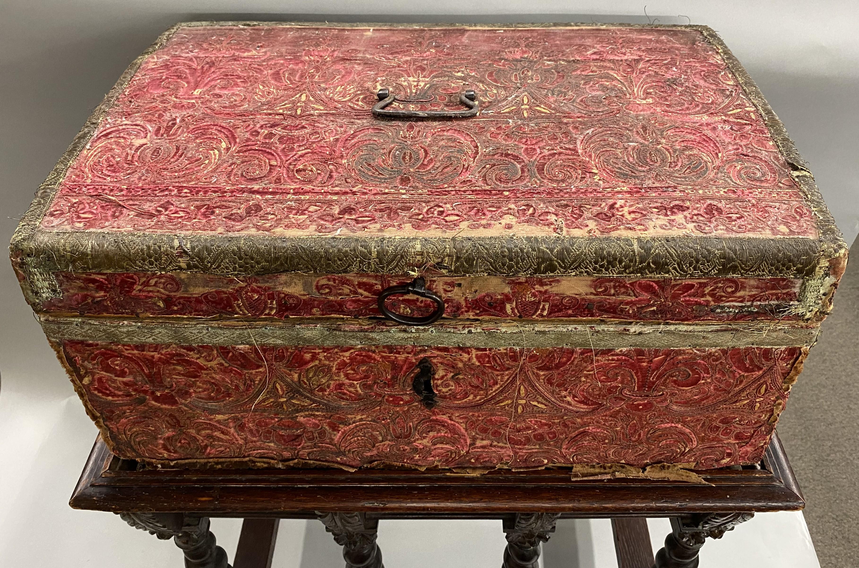 Cofre o caja de seda roja italiana de principios del siglo XVII sobre peana Italiano en venta