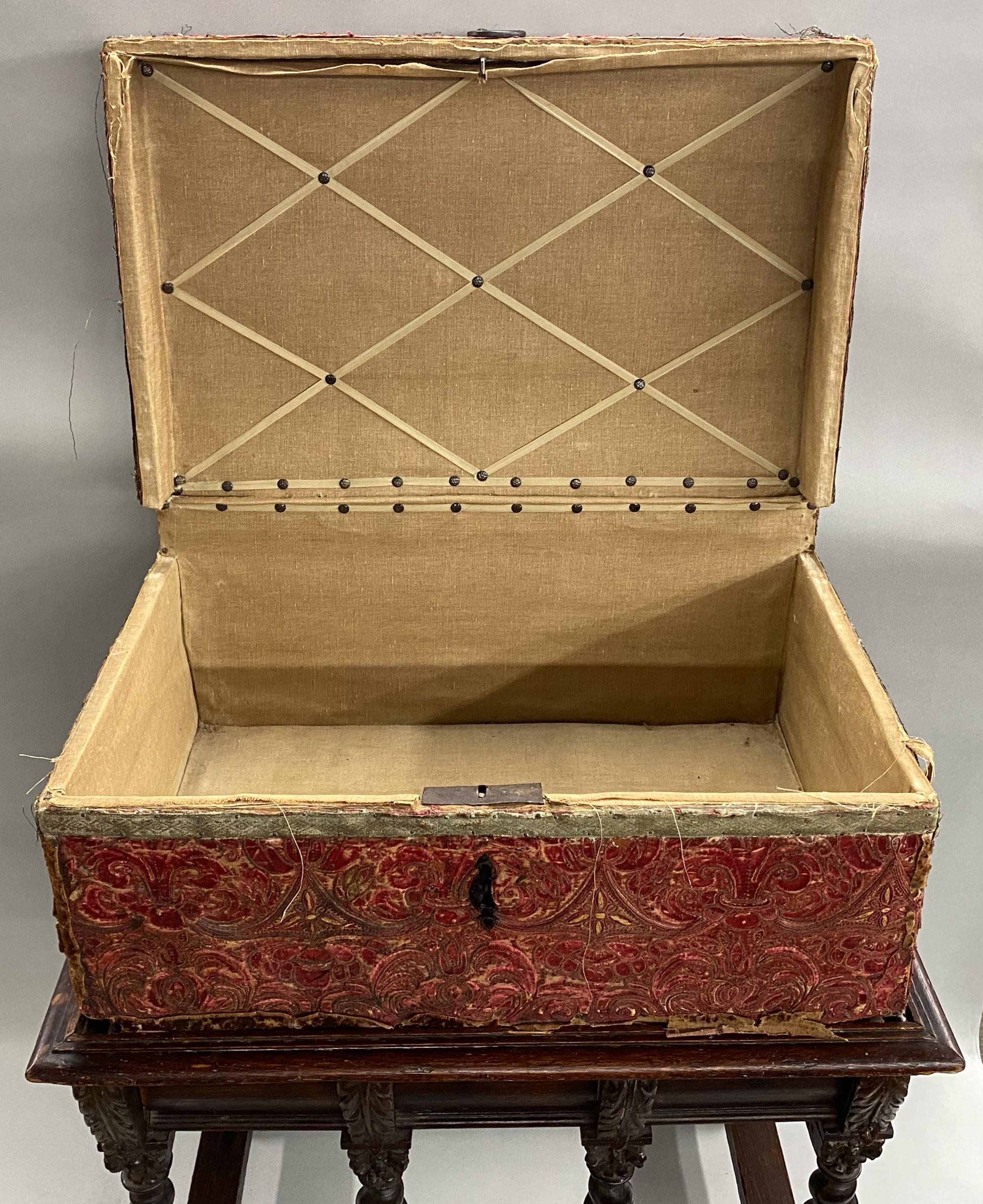 Cofre o caja de seda roja italiana de principios del siglo XVII sobre peana Appliqué en venta