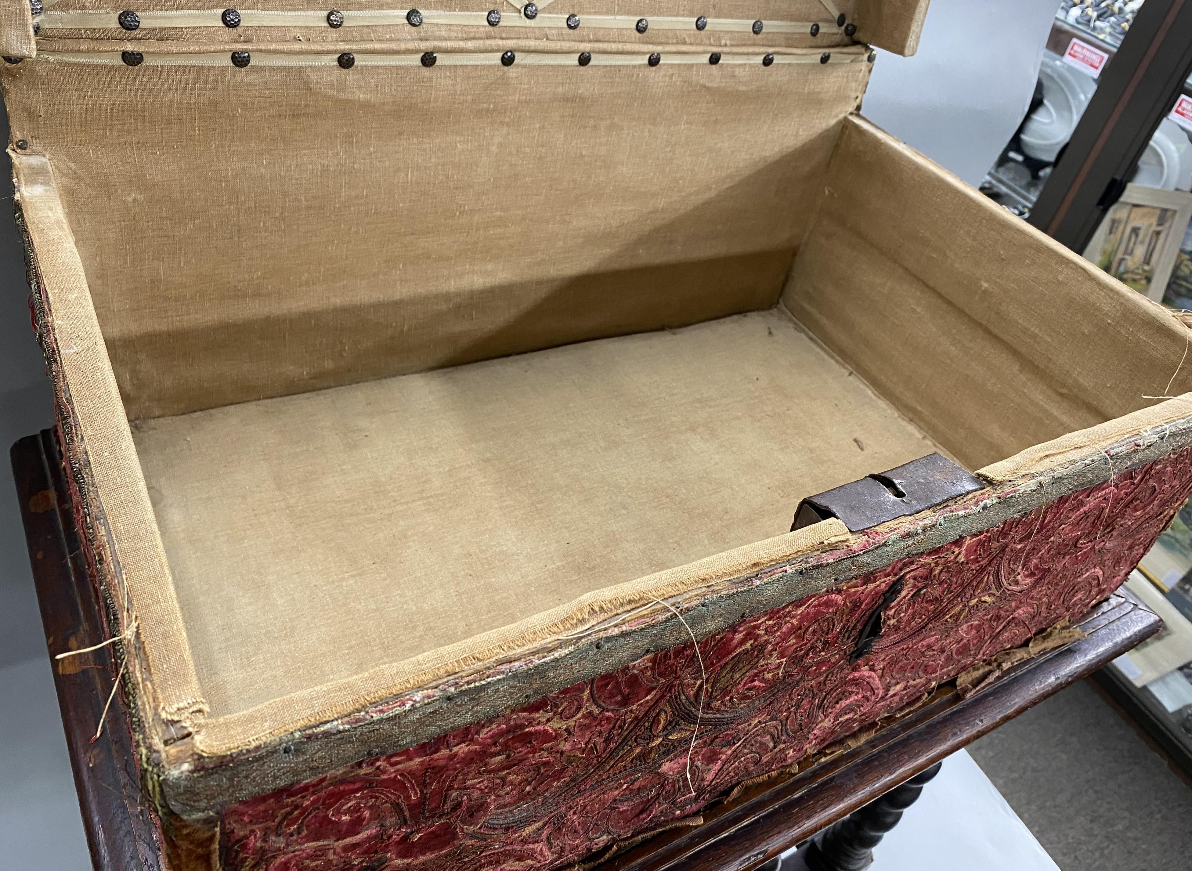 Cofre o caja de seda roja italiana de principios del siglo XVII sobre peana en Bueno estado para la venta en Milford, NH