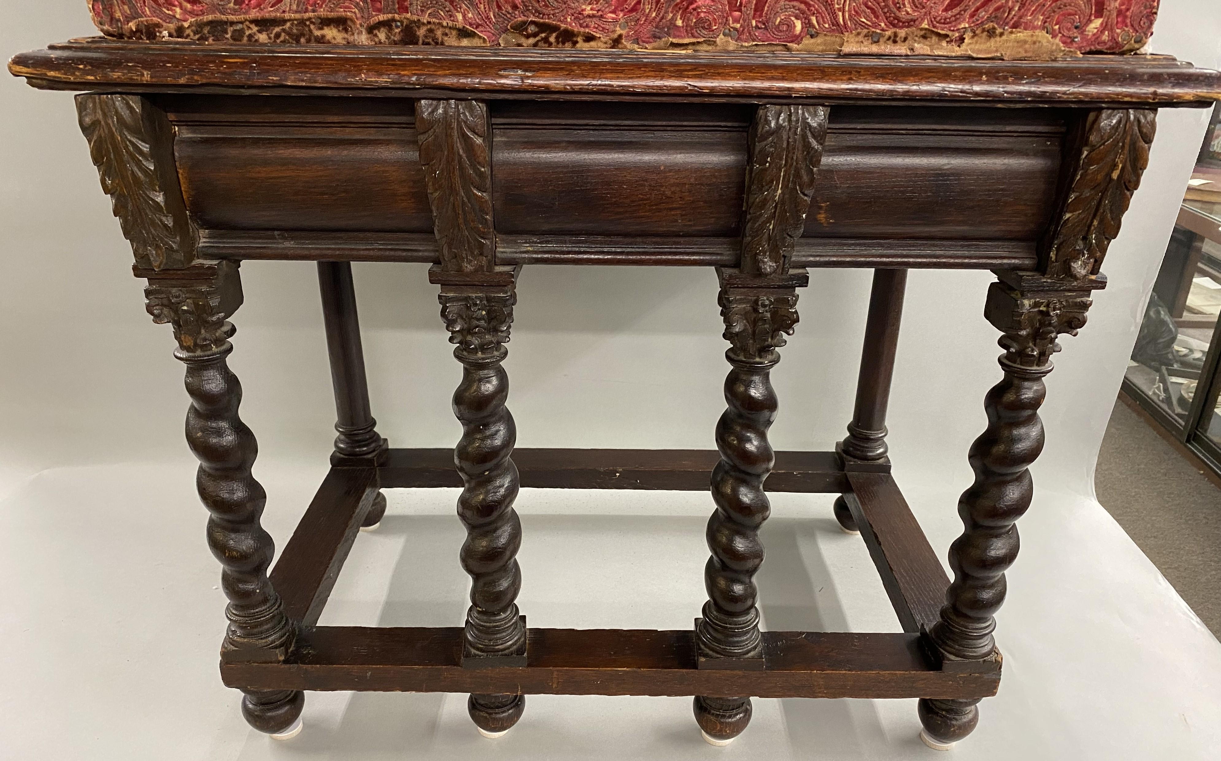 Cofre o caja de seda roja italiana de principios del siglo XVII sobre peana en venta 1