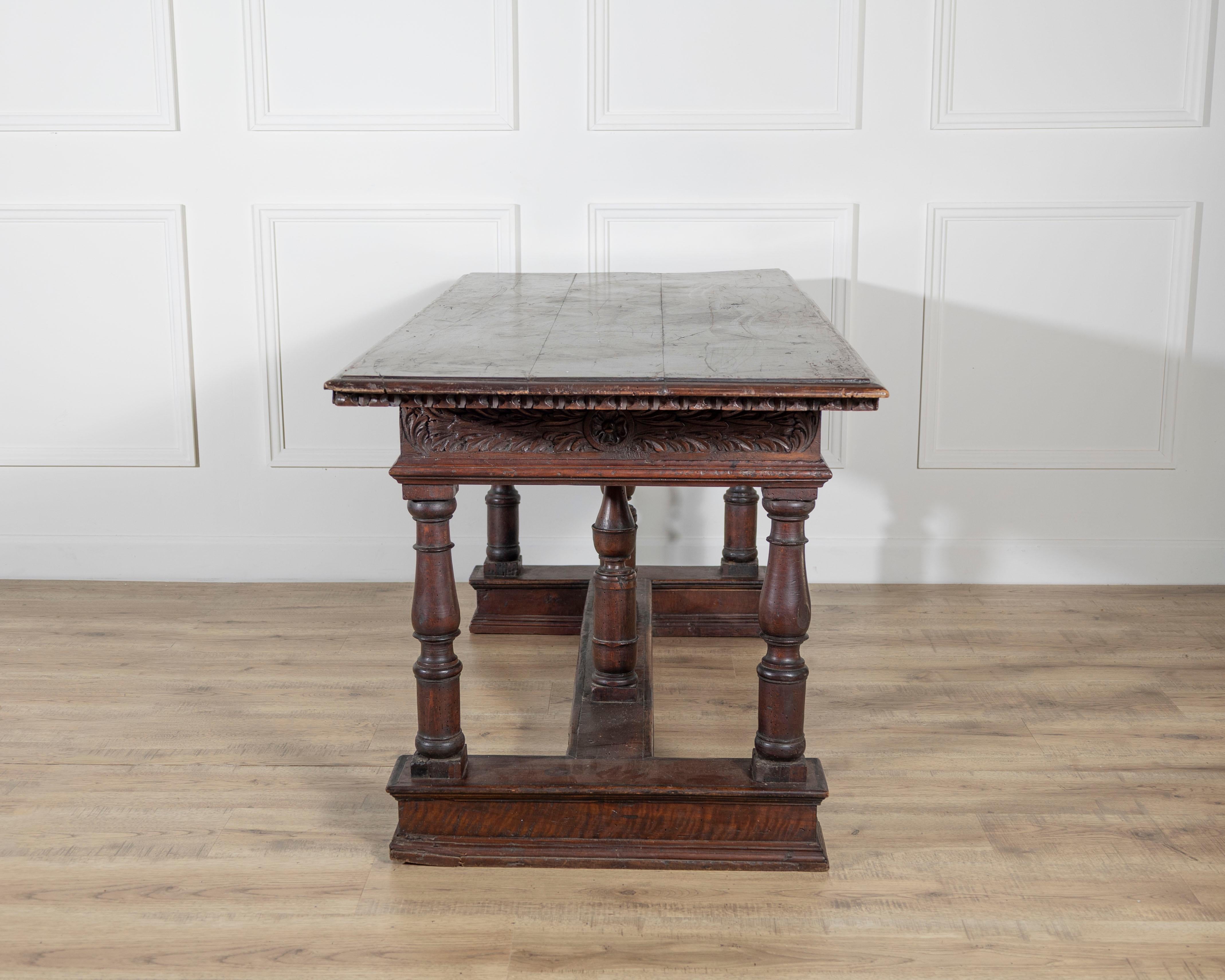 Noce Tavolo in noce lombardo Luigi XIV del primo Seicento con gambe a balaustro in vendita
