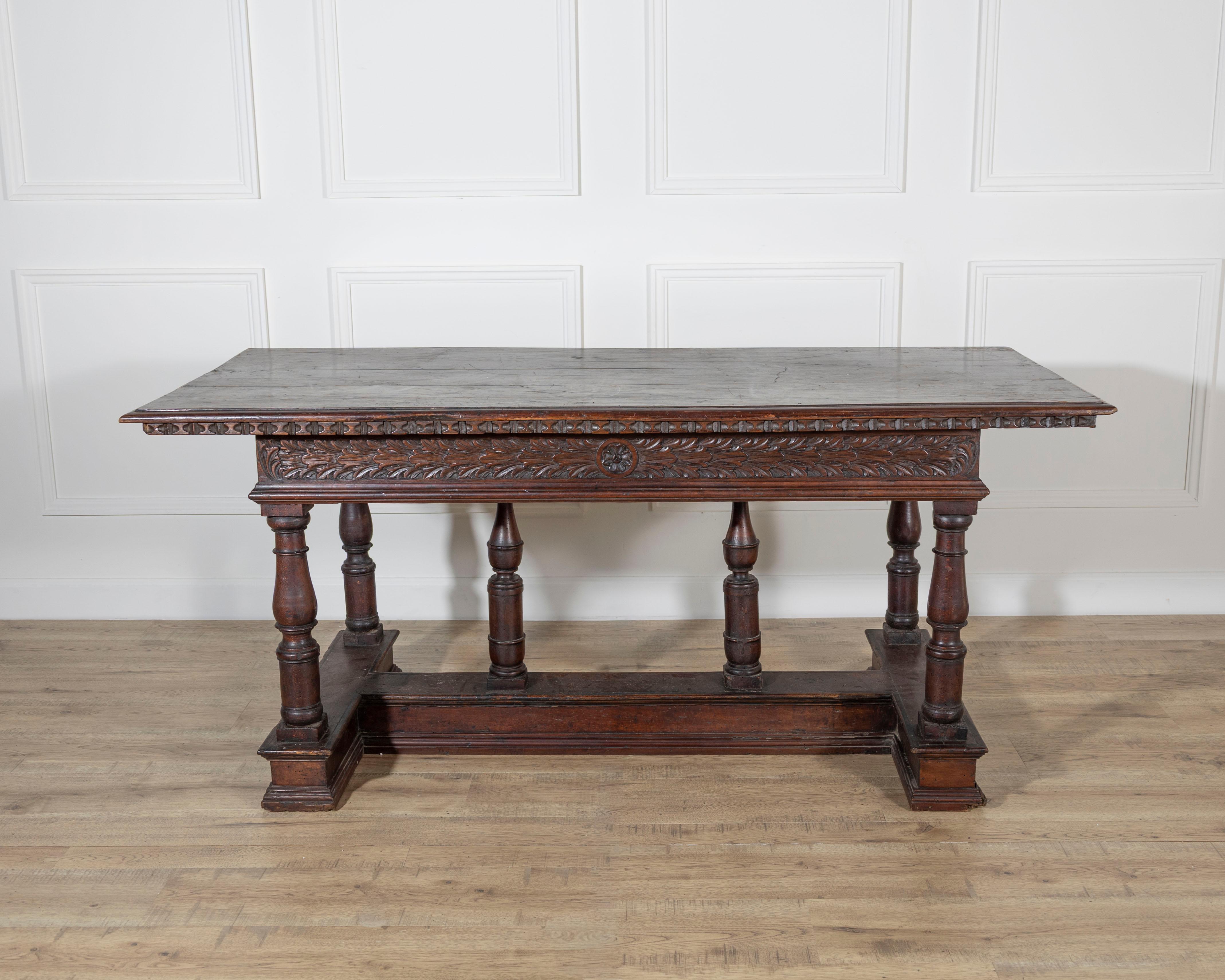 Tavolo in noce lombardo Luigi XIV del primo Seicento con gambe a balaustro in vendita 1