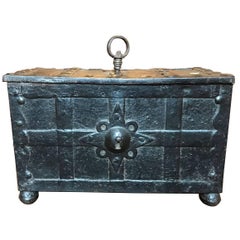 Frühes 17. Jahrhundert Mittelalterliche Handcrafted Black Iron German Coffer