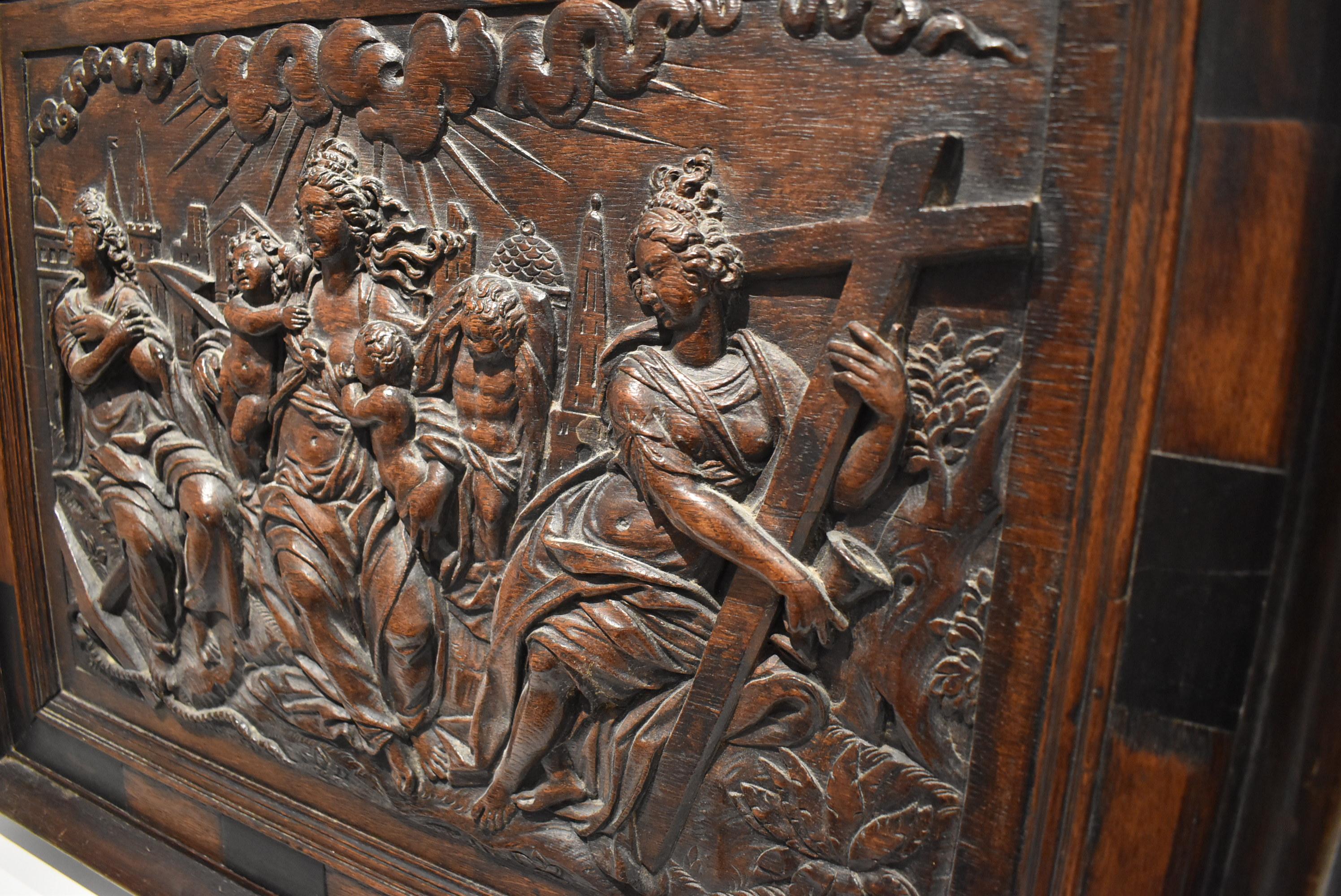 Baroque Relief en Oak du début du 17e siècle représentant les trois vertus divines en vente
