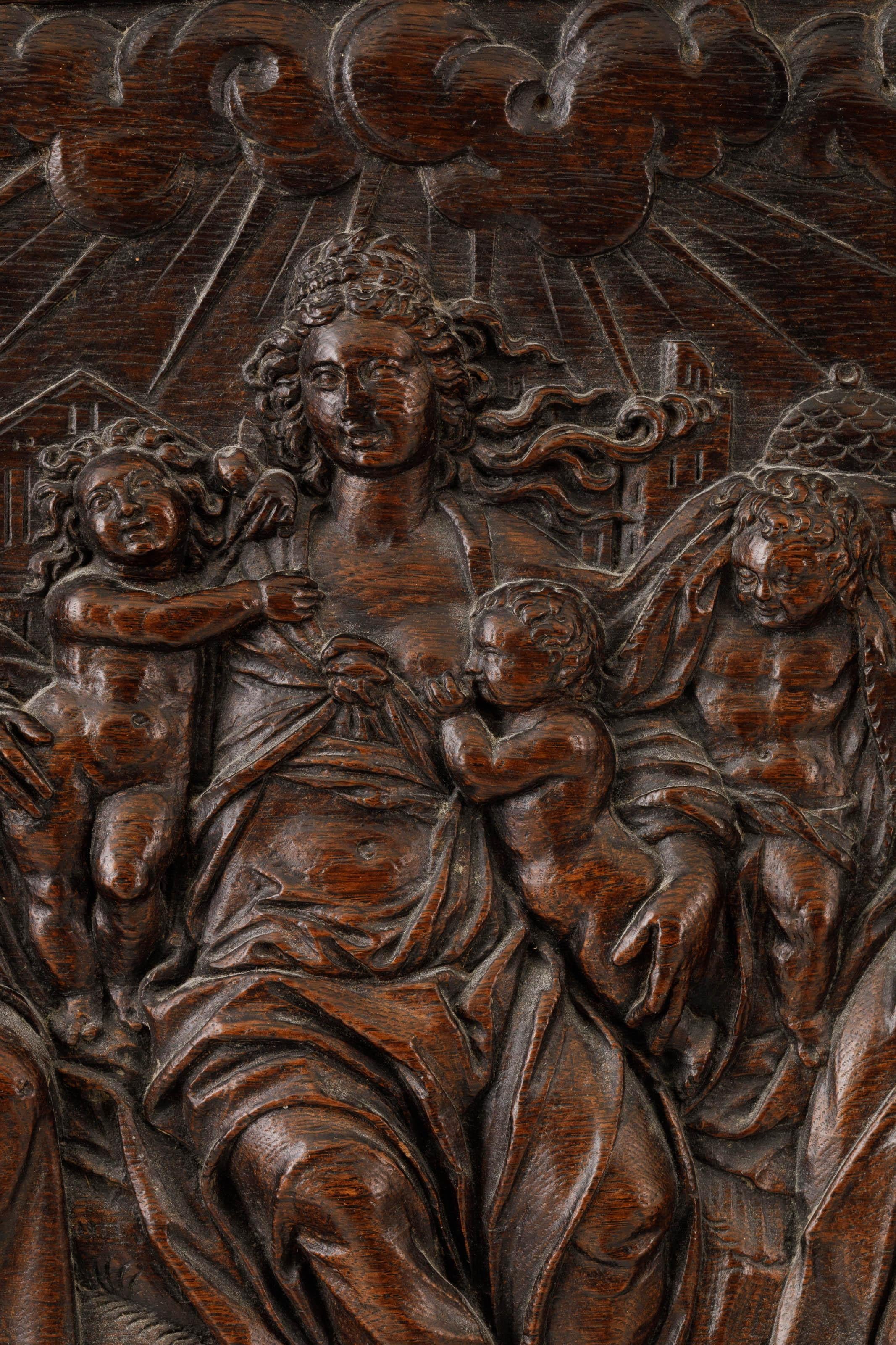 Relief en Oak du début du 17e siècle représentant les trois vertus divines Bon état - En vente à Leesburg, VA