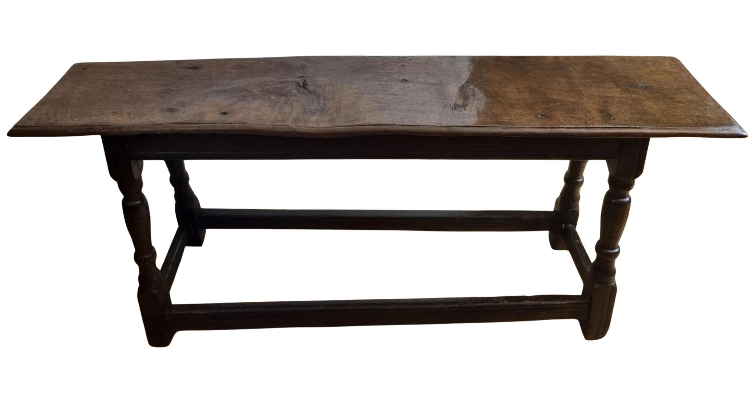 Un banc joint en chêne du début du XVIIe siècle, datant des années 1630-1640 environ, présente une couleur et une patine magnifiques. Il est composé d'un plateau en chêne épais, de pieds balustres tournés et d'entretoises moulurées.

Le banc est