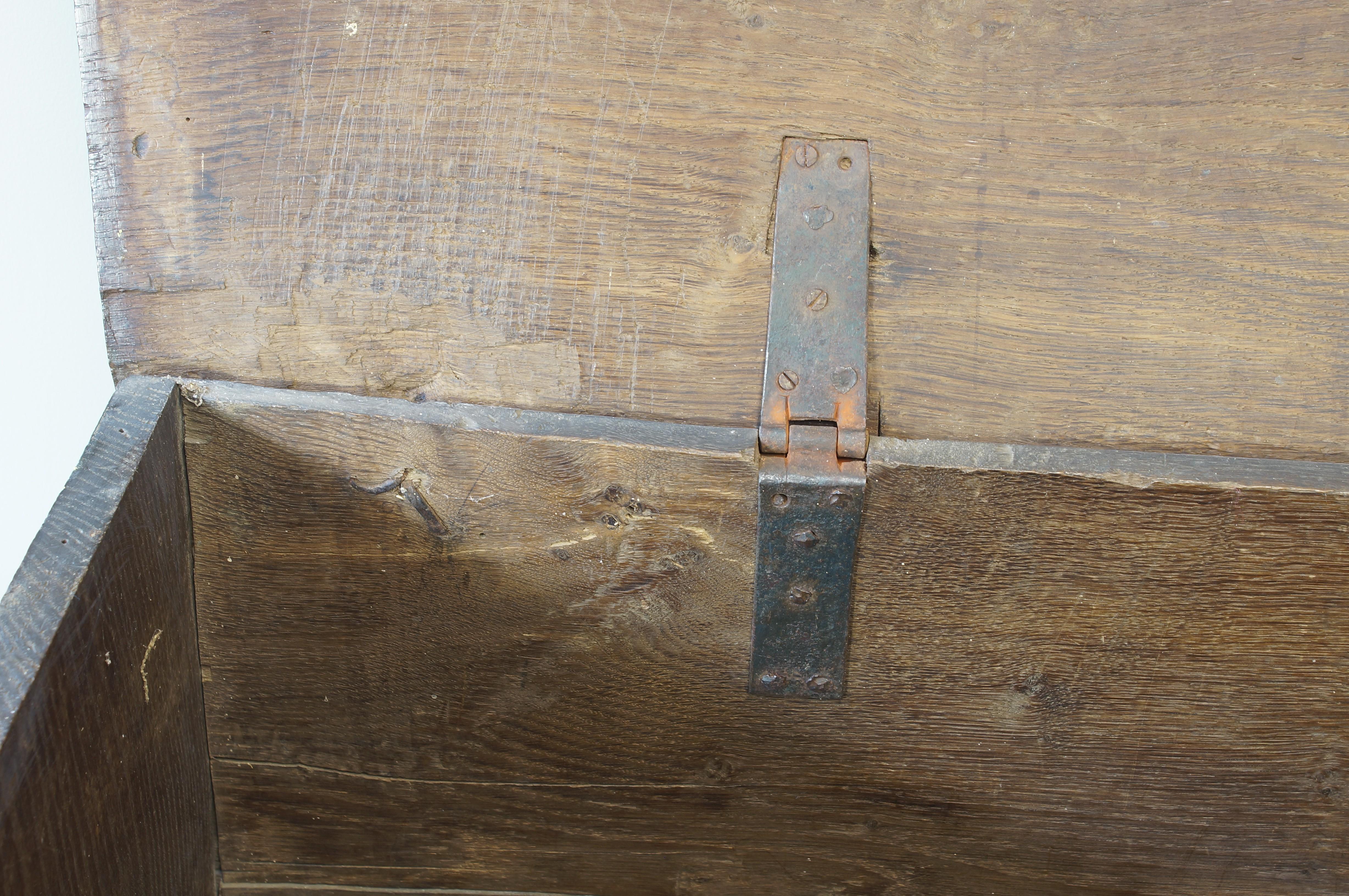 Early 17th Century Oak Coffer In Good Condition For Sale In Skipton, GB