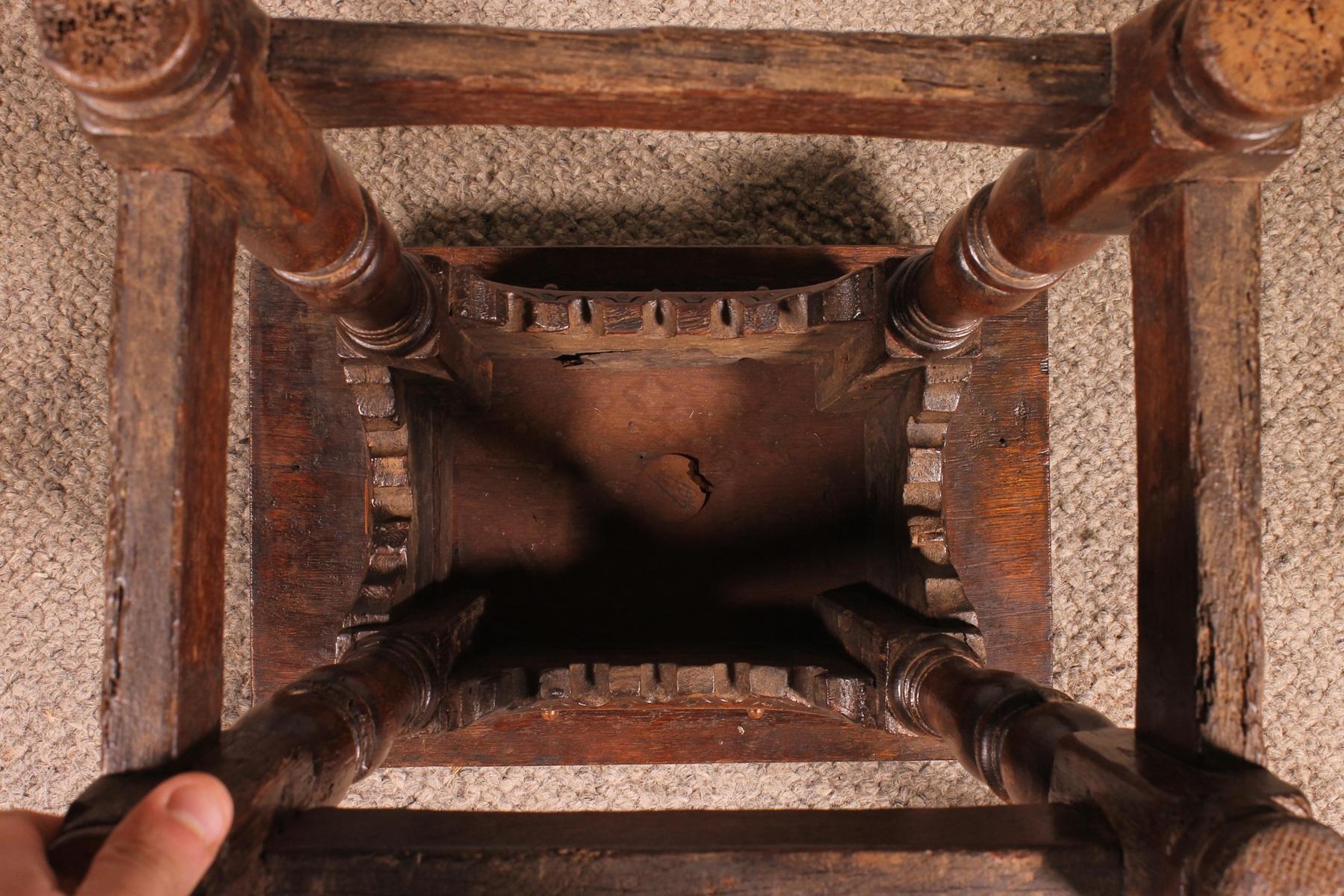 Taburete conjunto de roble de principios del siglo XVII en venta 3