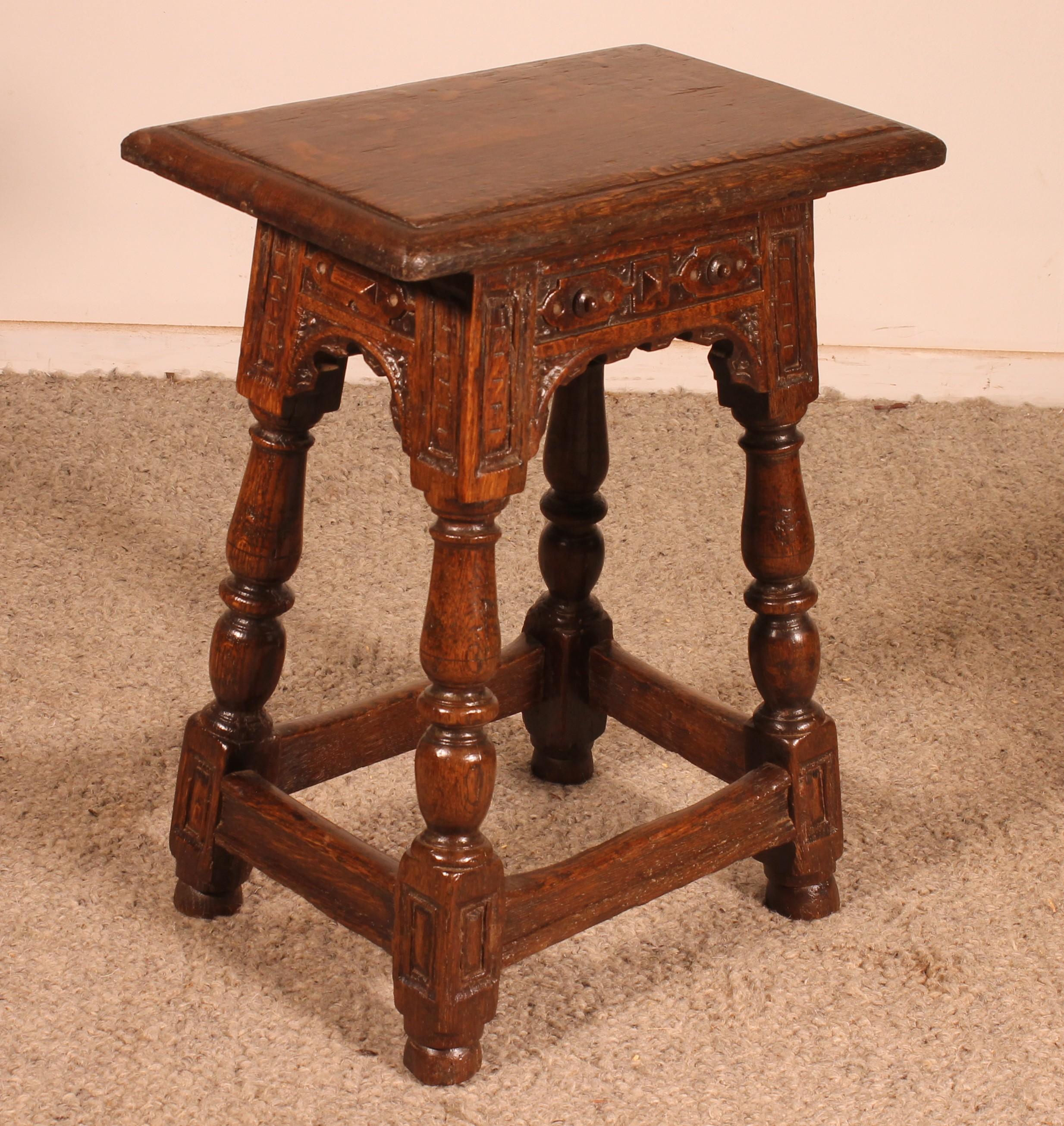 Taburete conjunto de roble de principios del siglo XVII Británico en venta