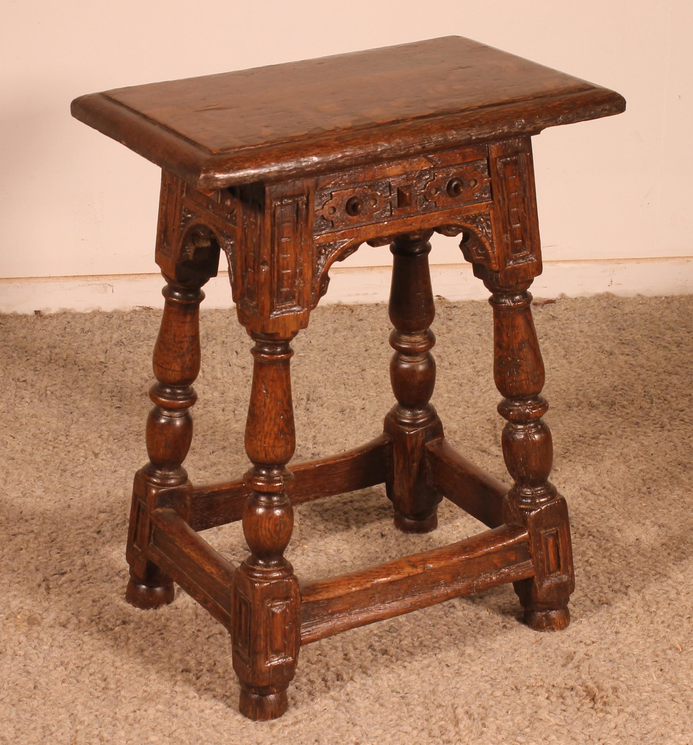 Taburete conjunto de roble de principios del siglo XVII en venta 1