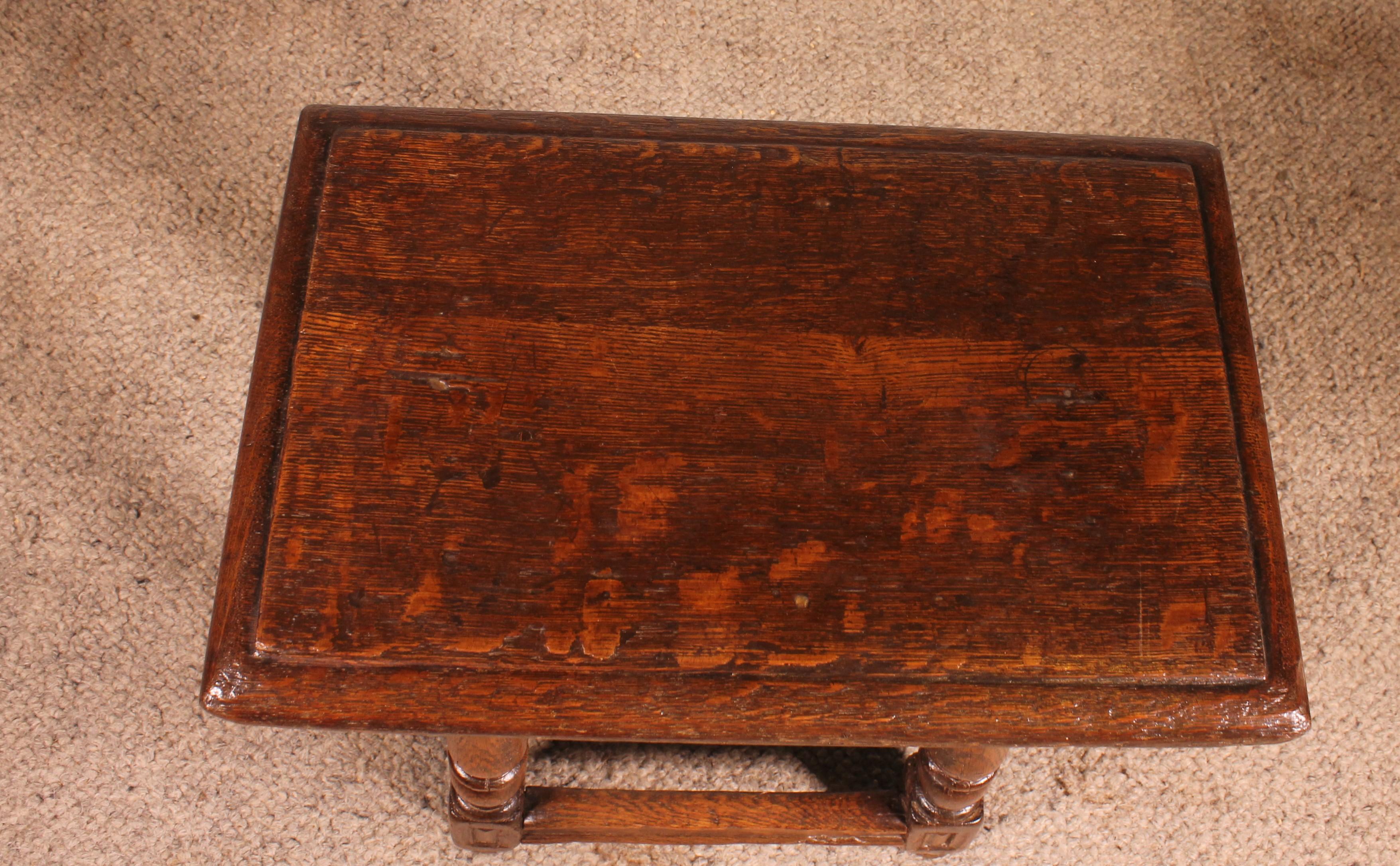 Taburete conjunto de roble de principios del siglo XVII en venta 2