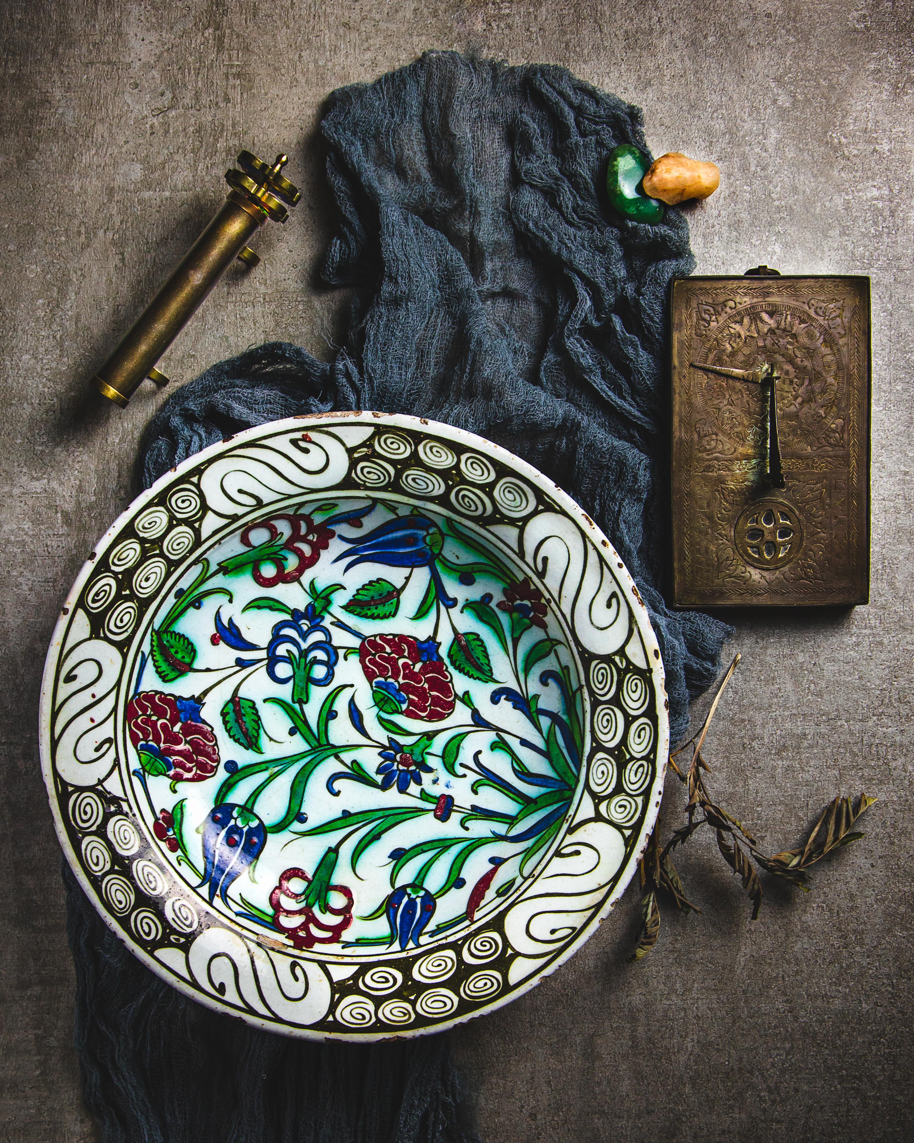 An Iznik pottery dish made in the first half of the 17th century and decorated with chrysanthemums and tulips. The rim features the rock and wave pattern.

Under the direction of Ottoman Sultans, Iznik ceramics blended prestigious Chinese