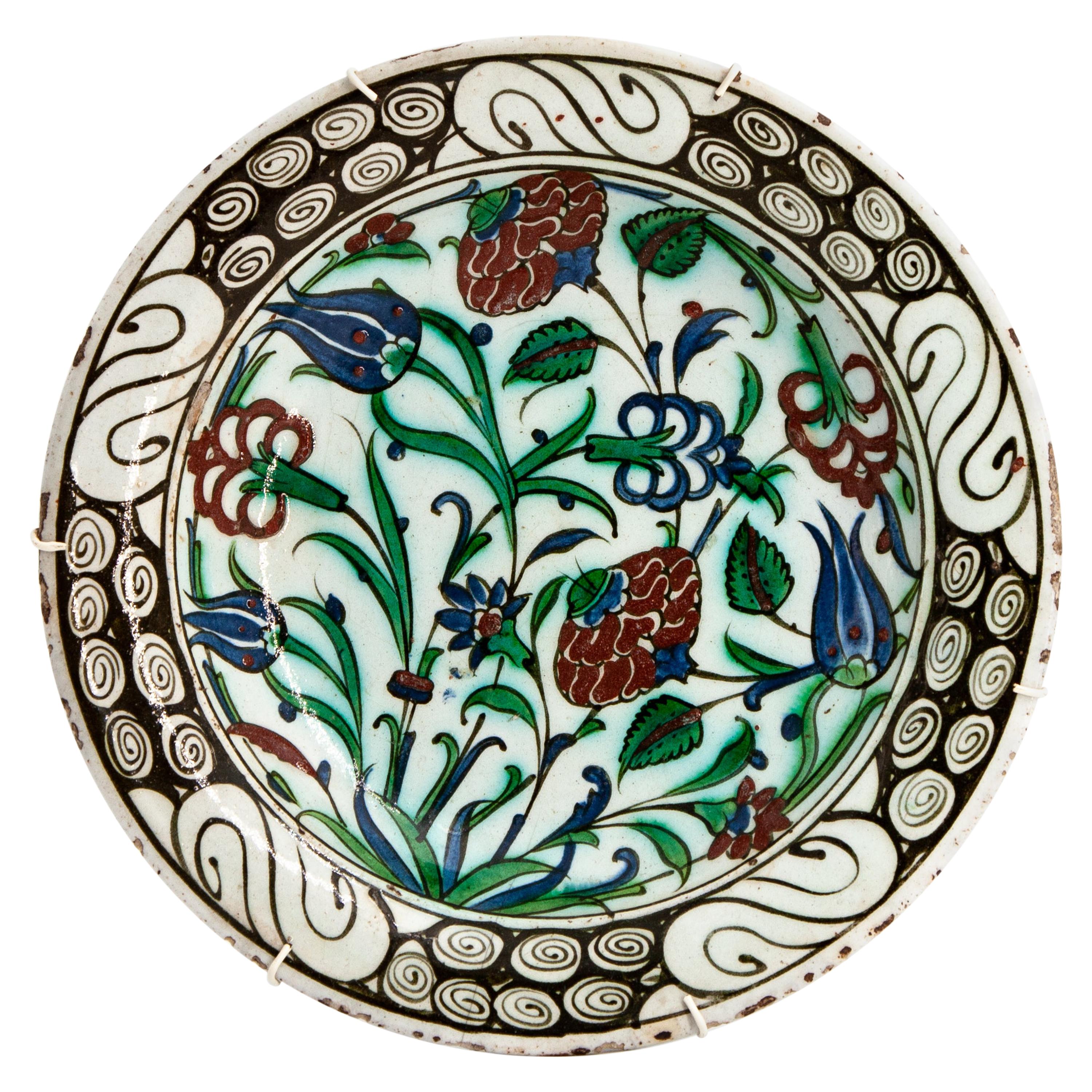 Plat en poterie Iznik de l'Empire ottoman du début du XVIIe siècle