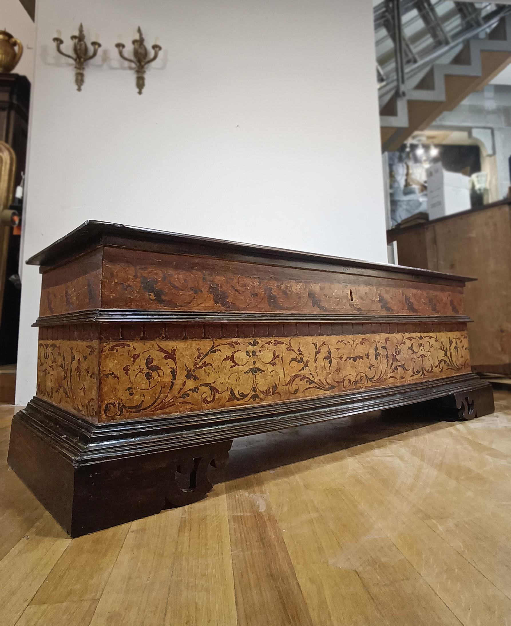 cómoda de nogal pintada de principios del siglo xvii en venta 2