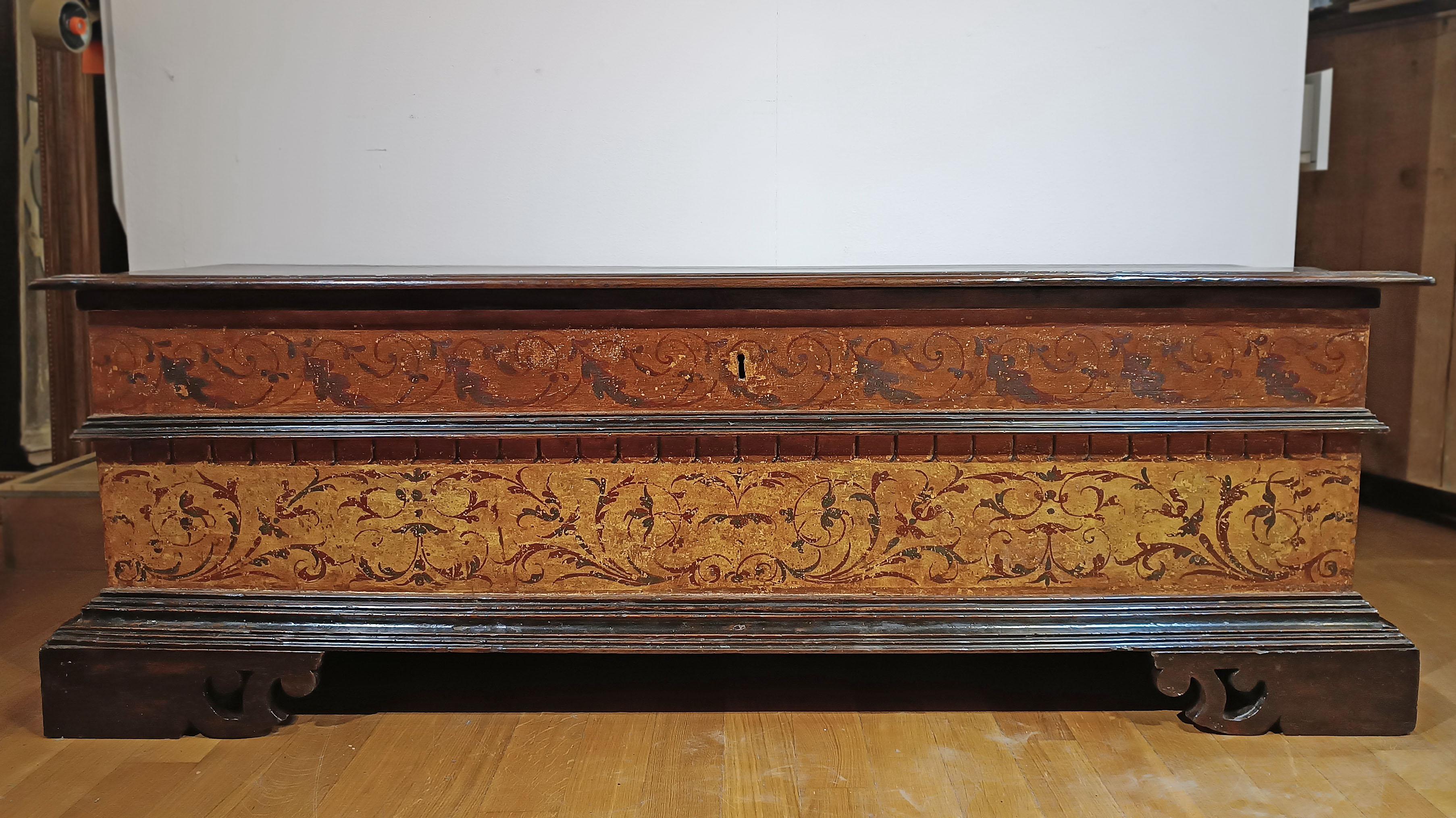 cómoda de nogal pintada de principios del siglo xvii en venta 3