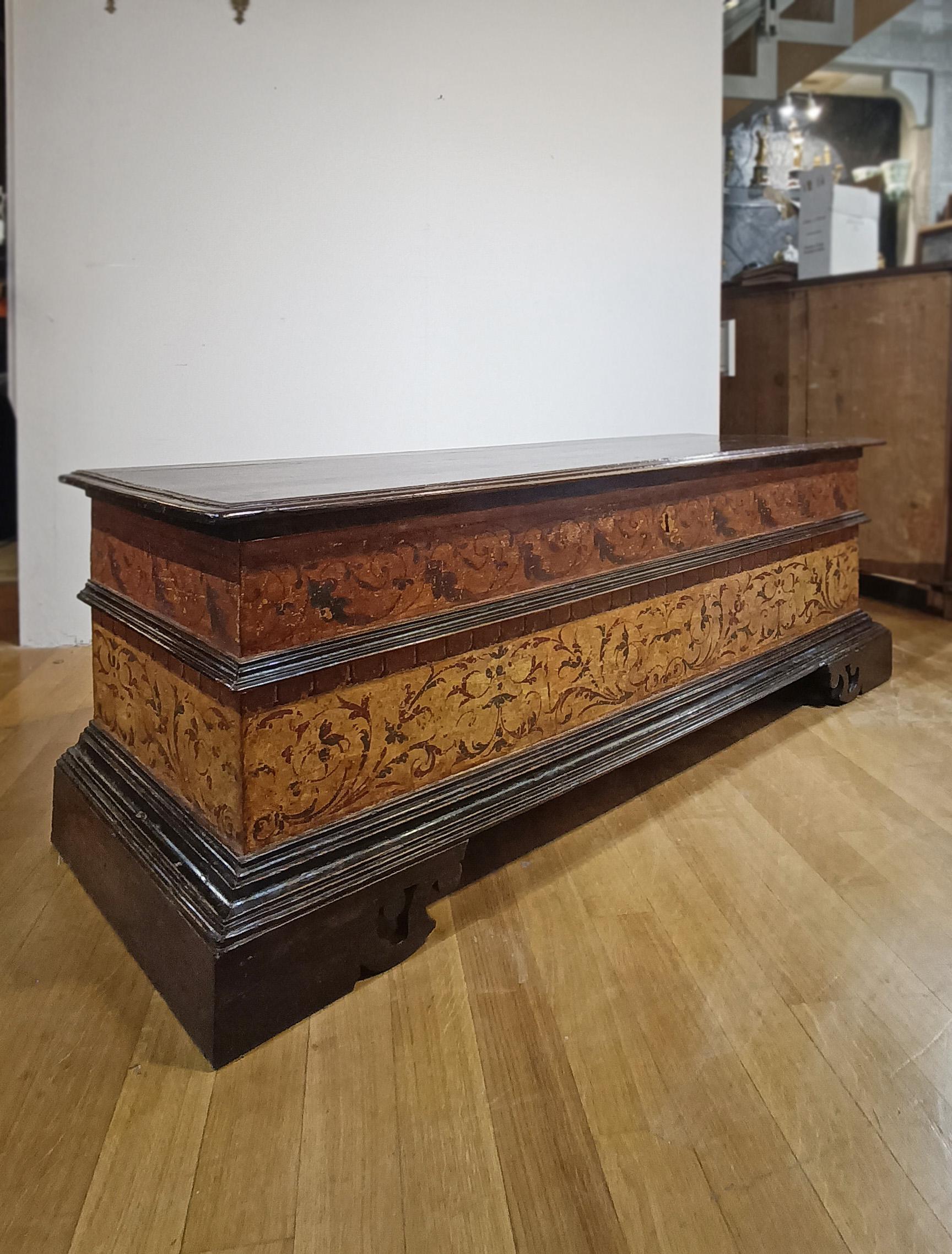 cómoda de nogal pintada de principios del siglo xvii Luis XIV en venta