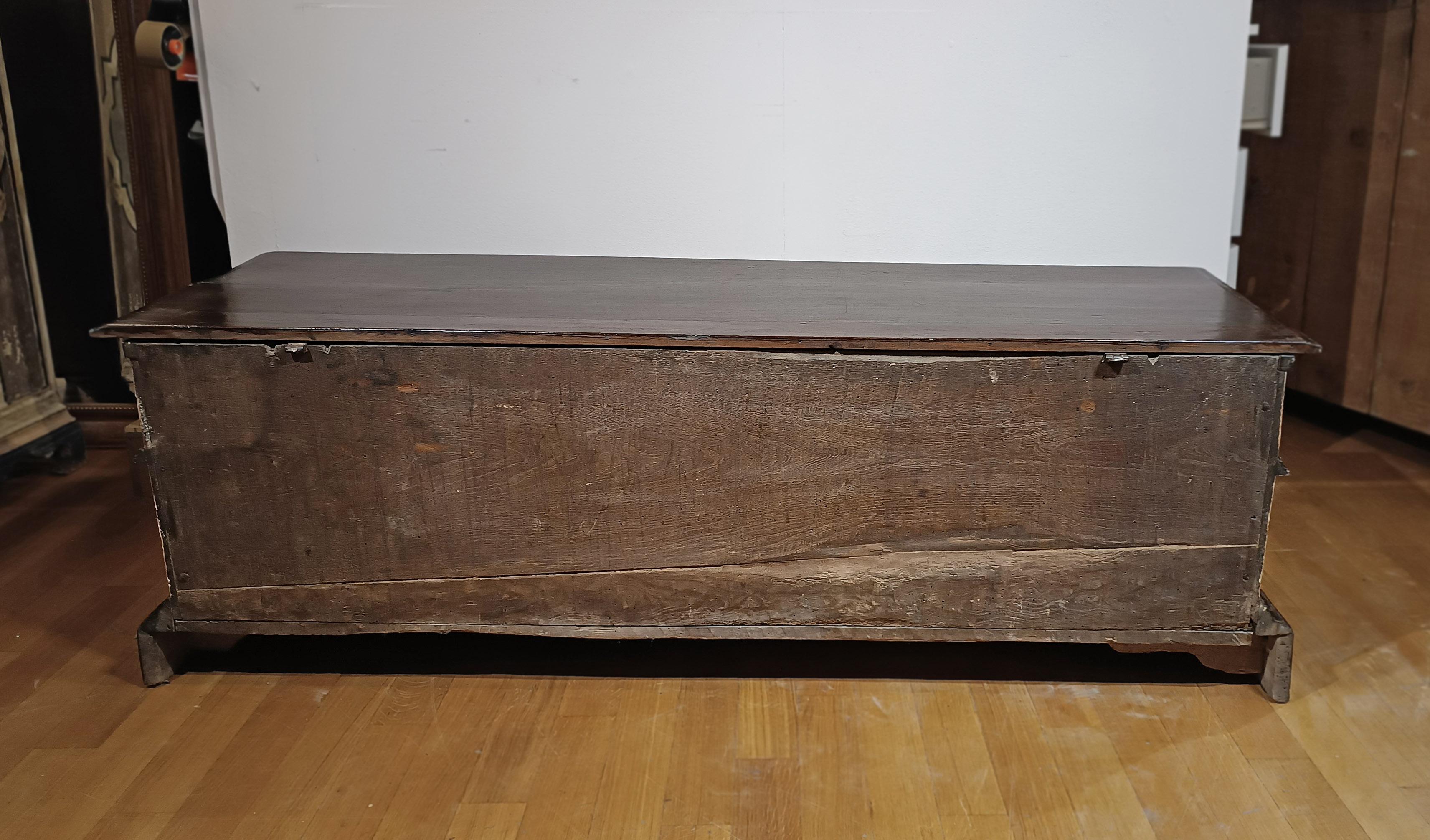 cómoda de nogal pintada de principios del siglo xvii Italiano en venta