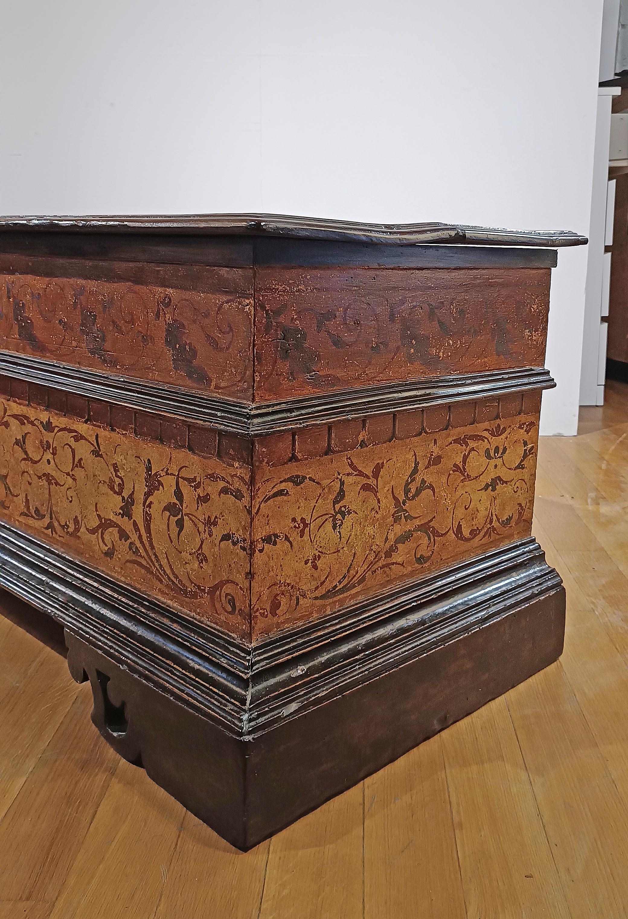 cómoda de nogal pintada de principios del siglo xvii Tallado a mano en venta