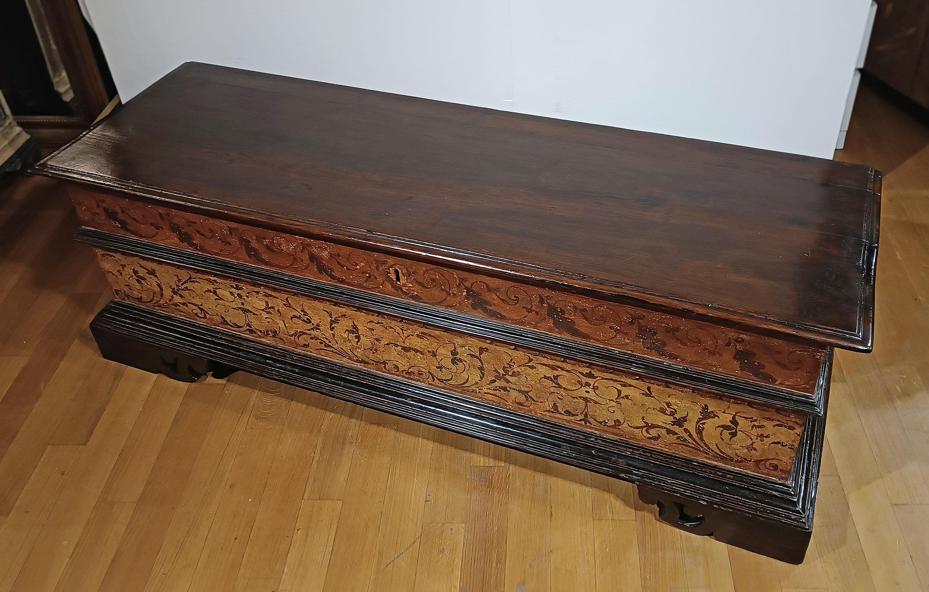 cómoda de nogal pintada de principios del siglo xvii en Bueno estado para la venta en Firenze, FI