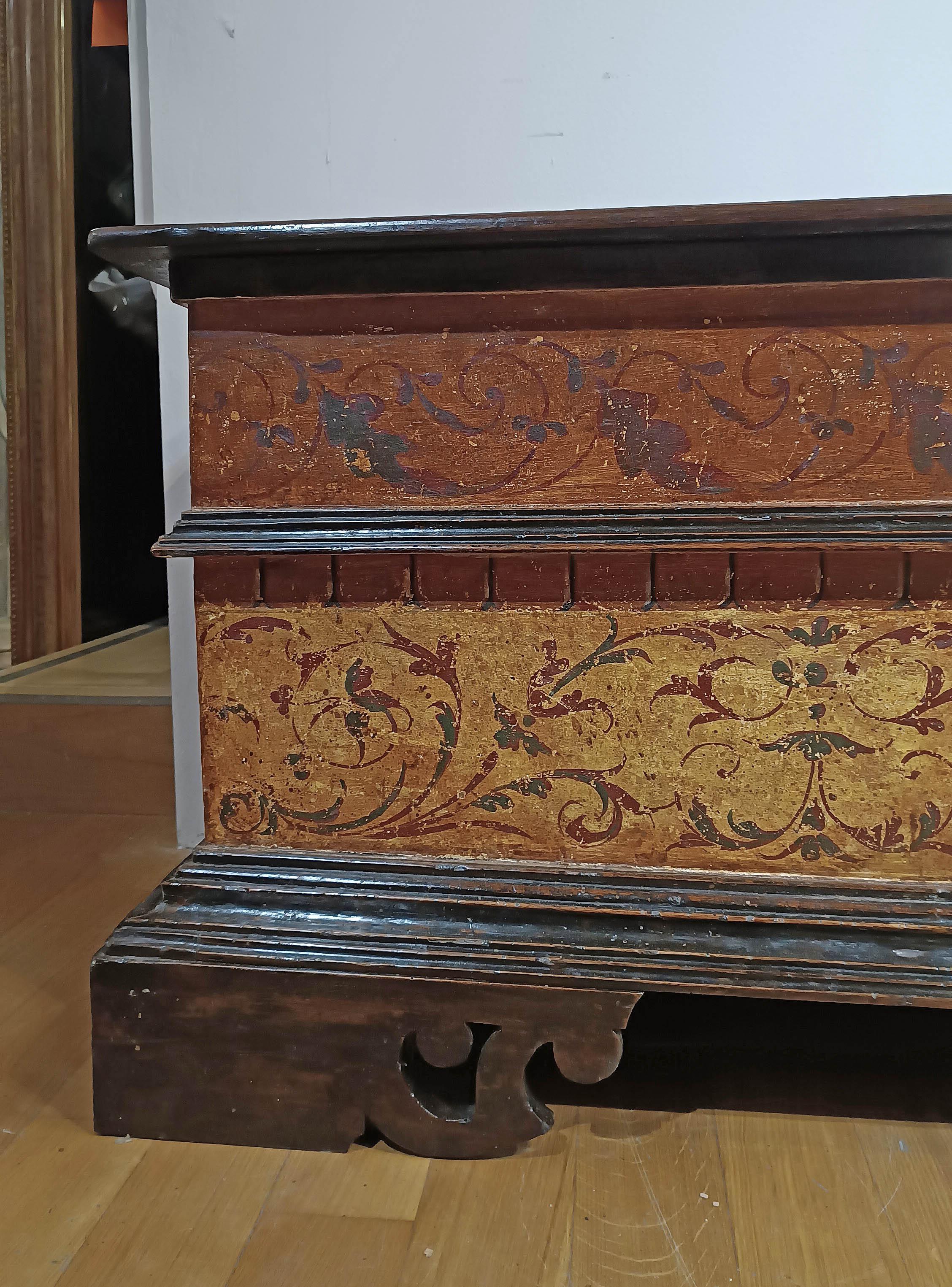 cómoda de nogal pintada de principios del siglo xvii siglo XVII en venta