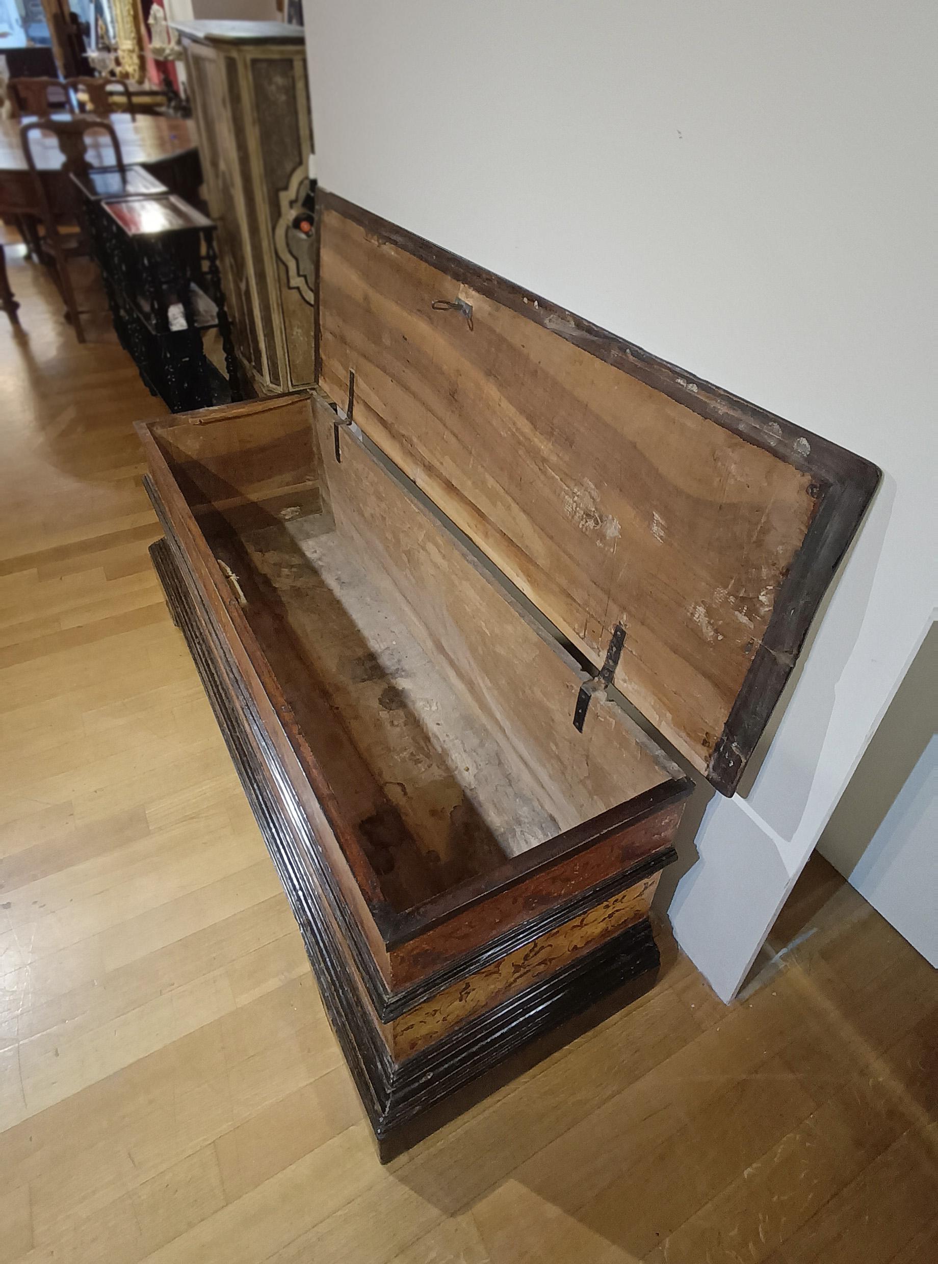 cómoda de nogal pintada de principios del siglo xvii en venta 1