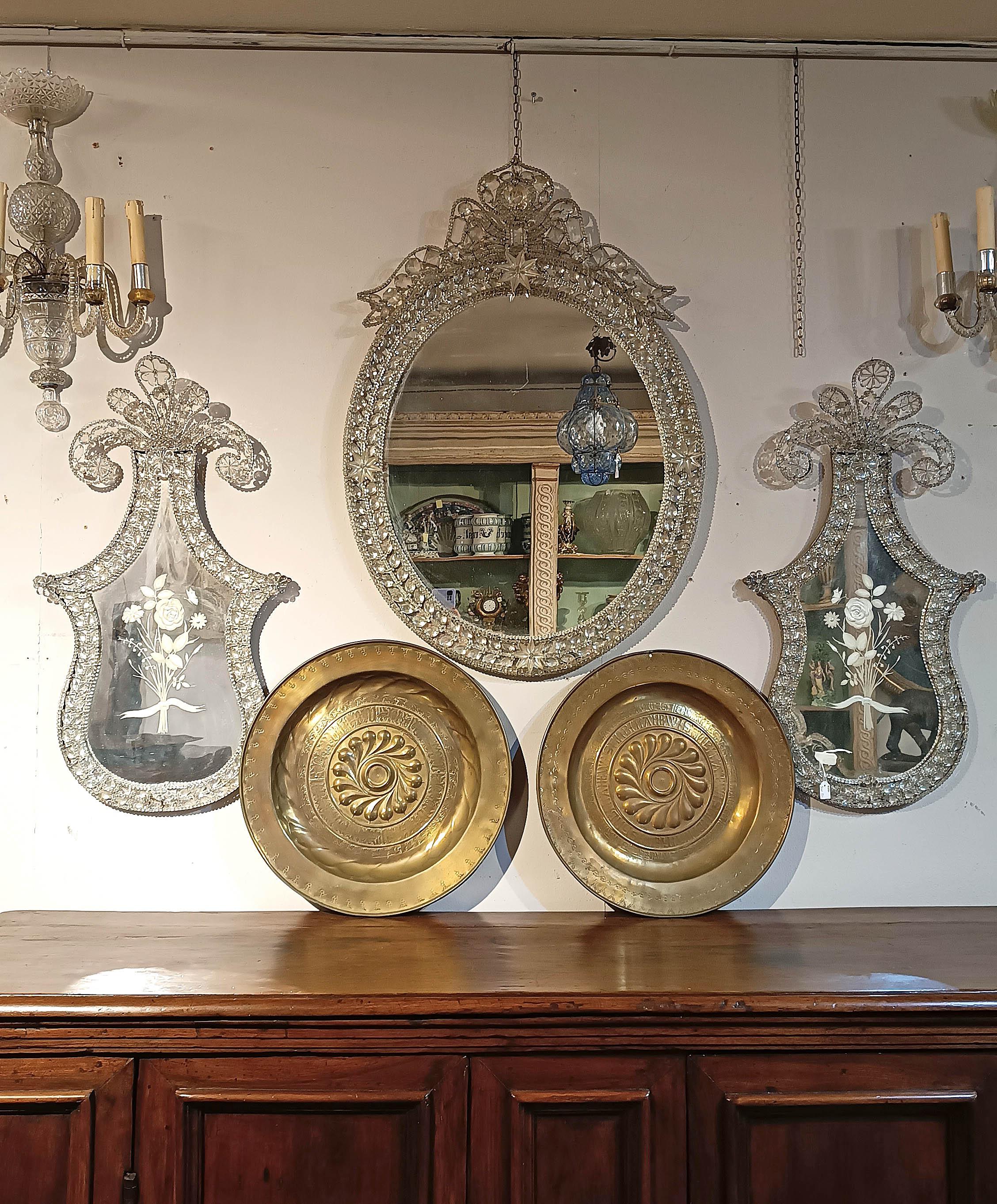 EARLY 17th CENTURY PAIR OF EMBOSSED BRASS ALMONERS in vendita 3