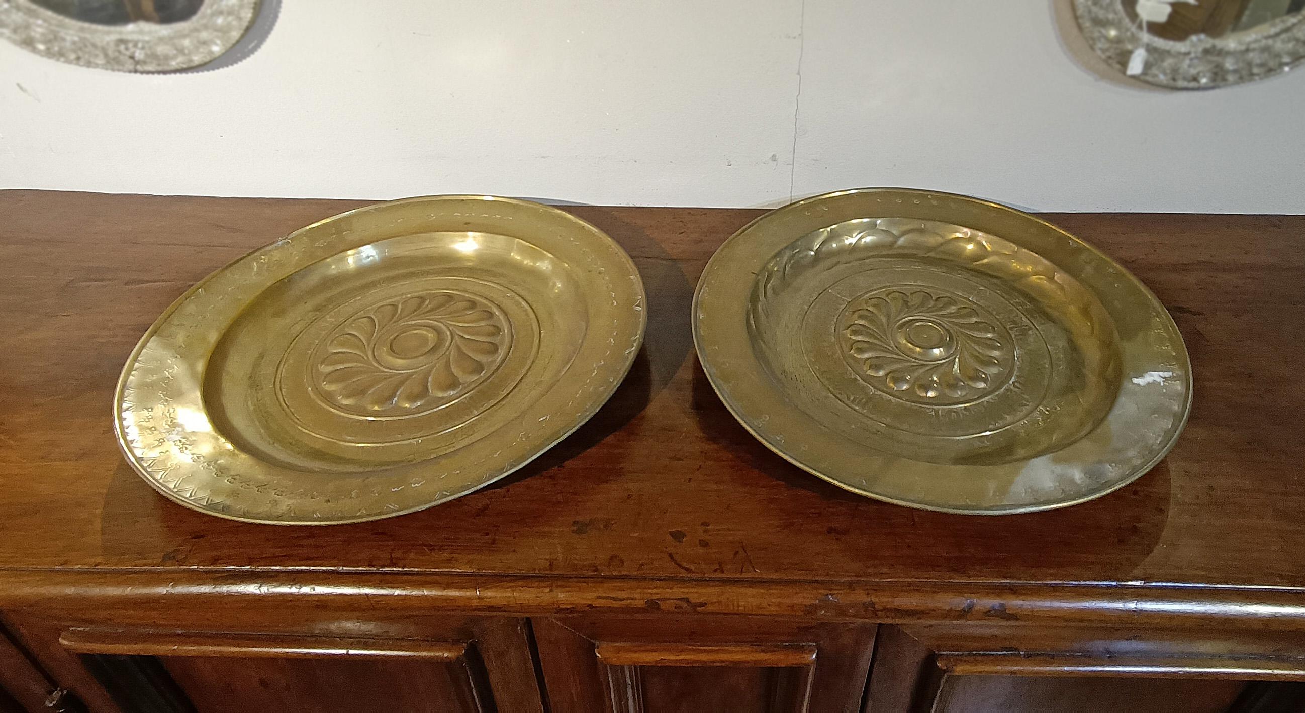 EARLY 17th CENTURY PAIR OF EMBOSSED BRASS ALMONERS in vendita 4