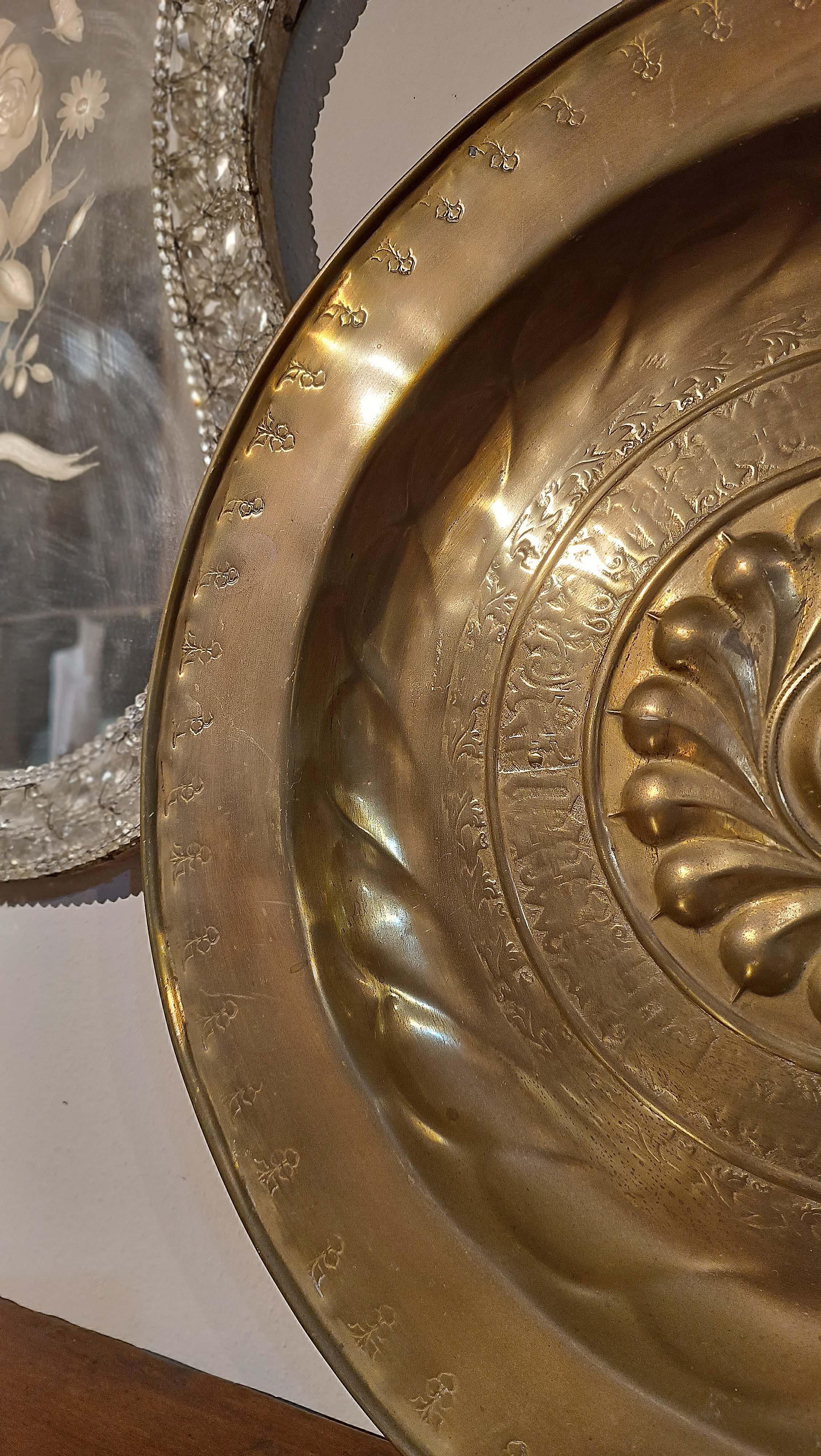 Fatto a mano EARLY 17th CENTURY PAIR OF EMBOSSED BRASS ALMONERS in vendita
