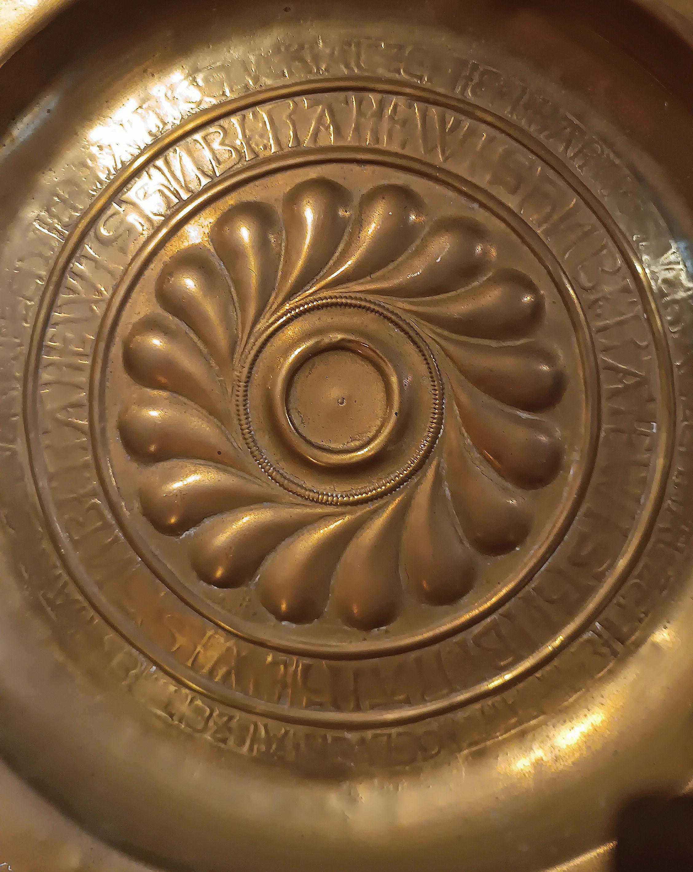 EARLY 17th CENTURY PAIR OF EMBOSSED BRASS ALMONERS In condizioni buone in vendita a Firenze, FI