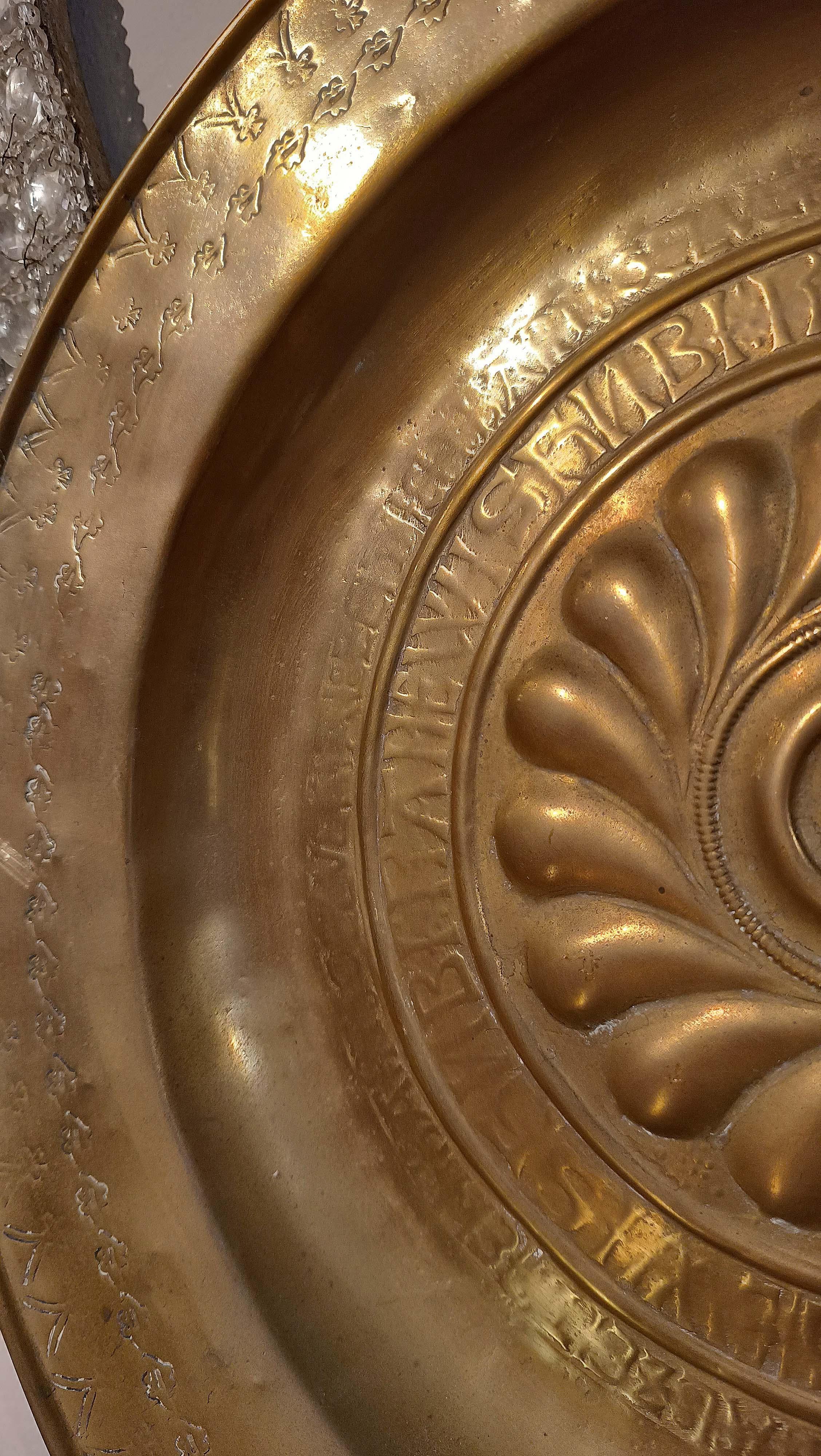 17th Century EARLY 17th CENTURY PAIR OF EMBOSSED BRASS ALMONERS in vendita