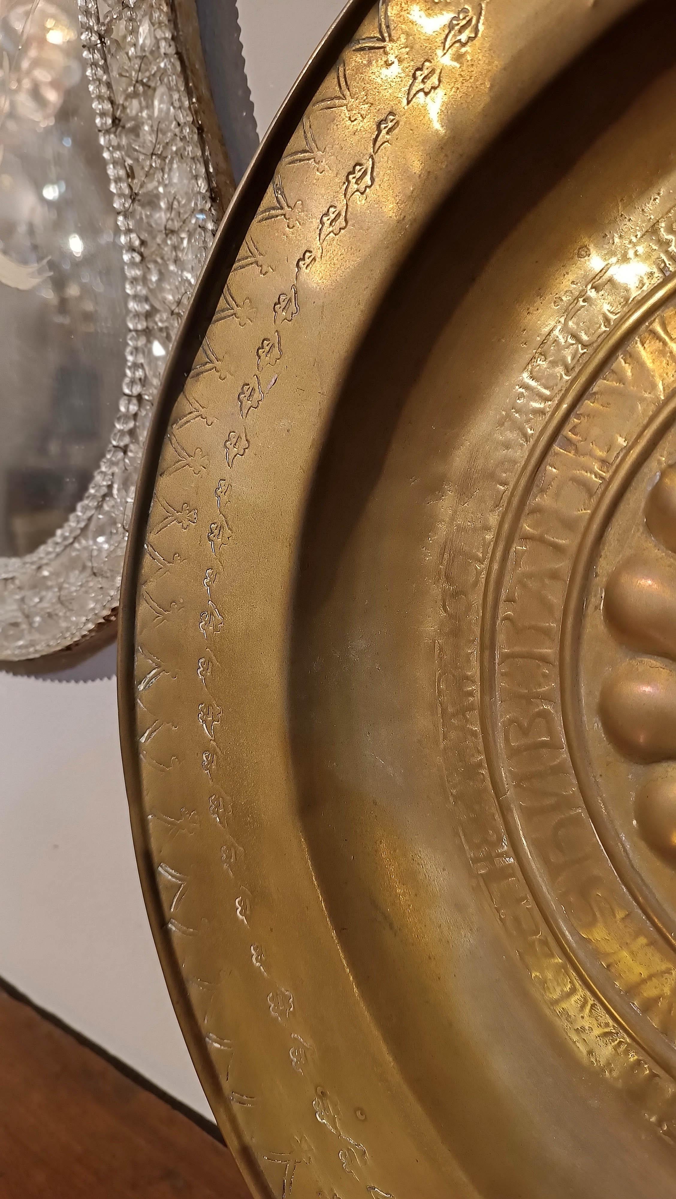 Ottone EARLY 17th CENTURY PAIR OF EMBOSSED BRASS ALMONERS in vendita