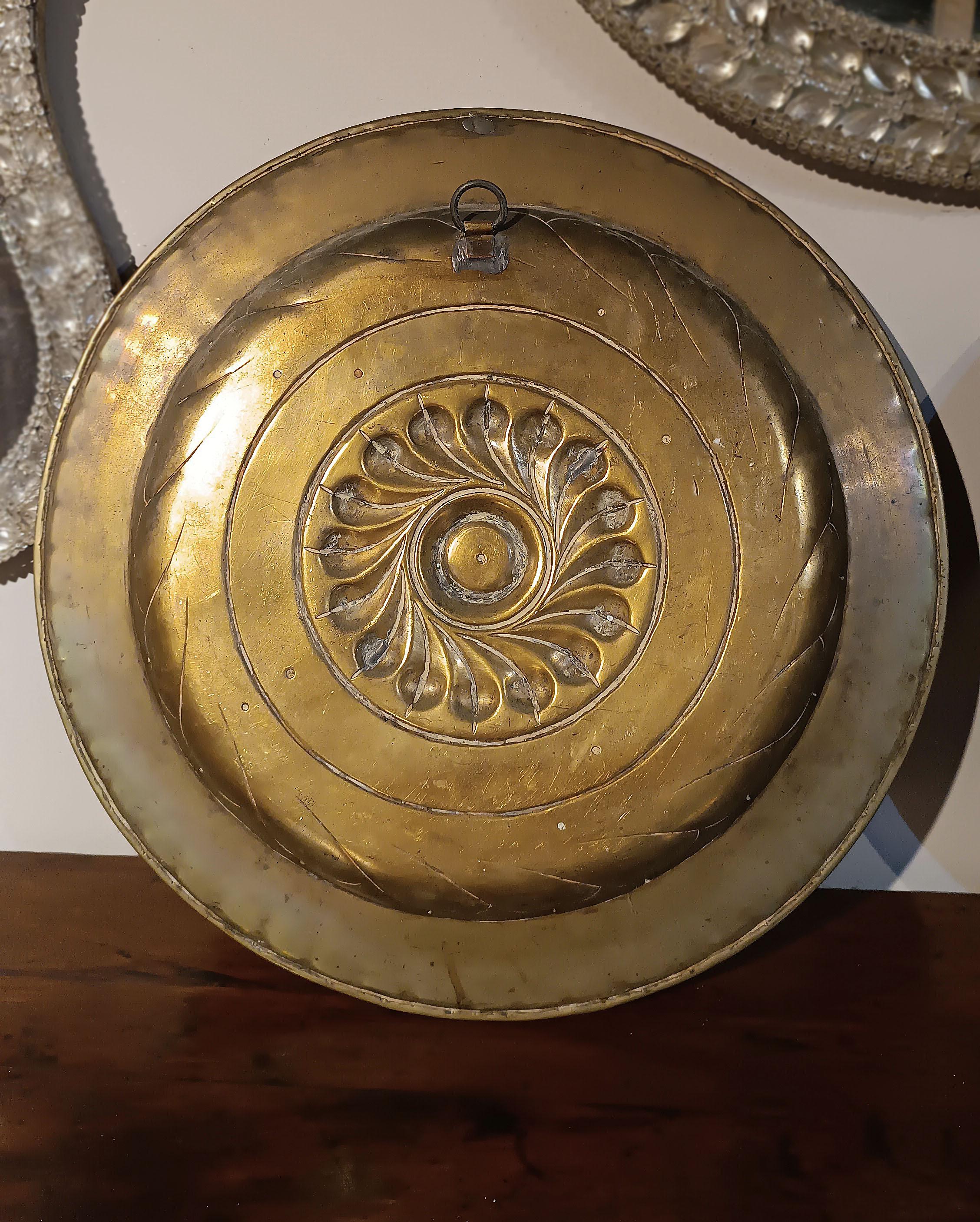EARLY 17th CENTURY PAIR OF EMBOSSED BRASS ALMONERS in vendita 1
