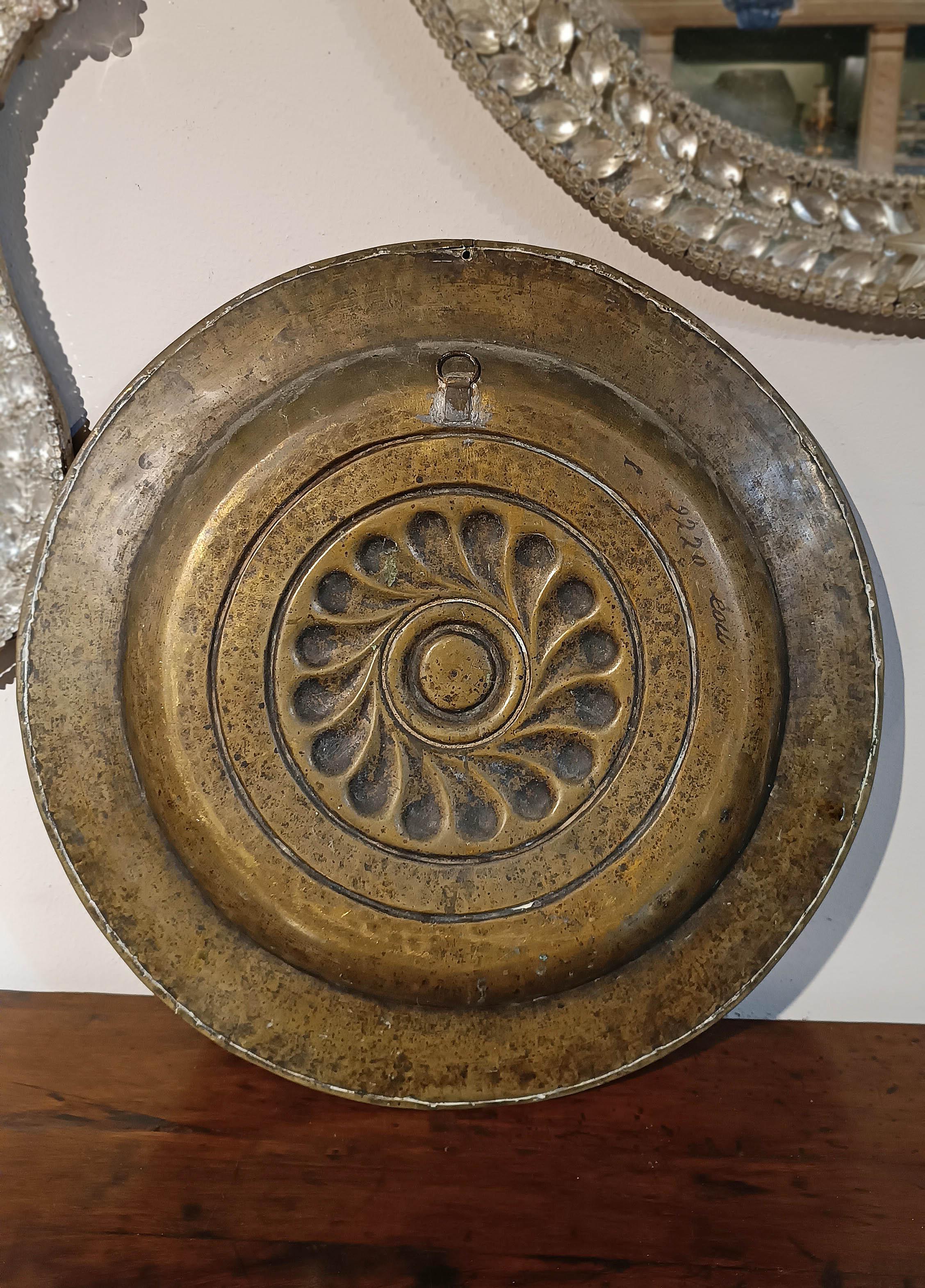 EARLY 17th CENTURY PAIR OF EMBOSSED BRASS ALMONERS in vendita 2