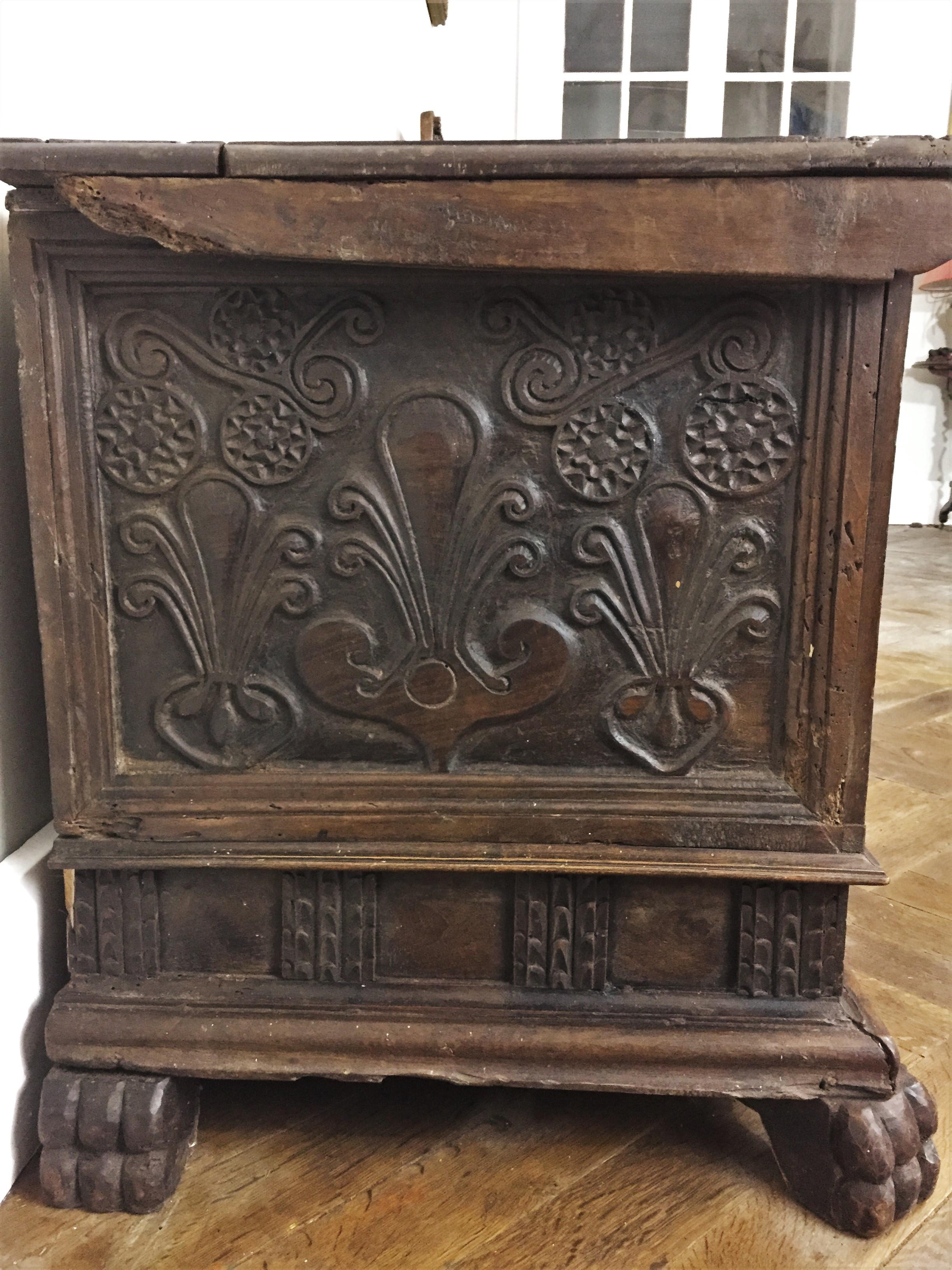 Early 17th Century Renaissance Chest in Walnut with Lion Feet 1